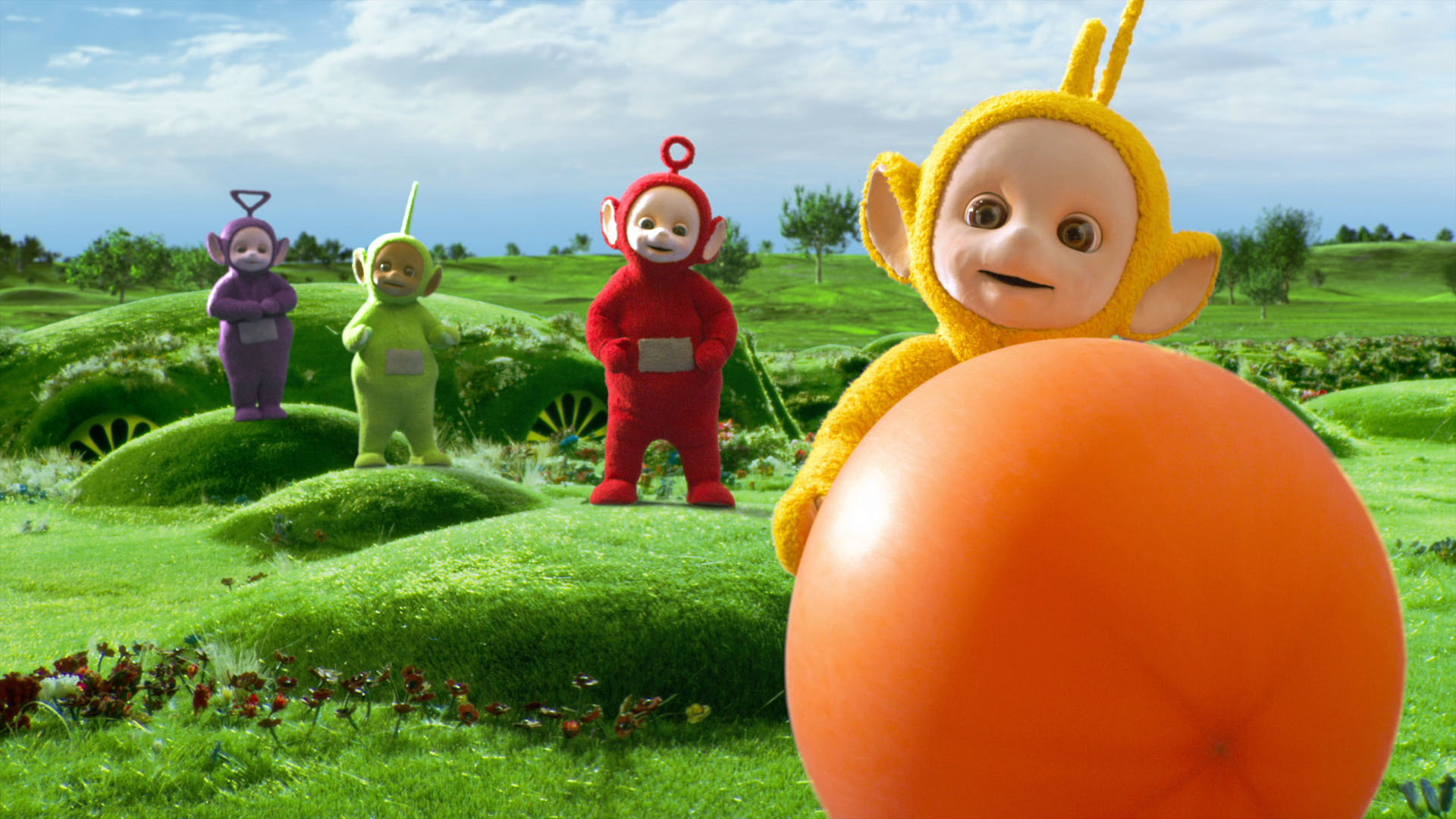 Jeremiah Krage come Tinky Winky, Nick Kellington come Dipsy, Rachelle Beinart come Po, e Rebecca Hyland come Laa-Laa in Teletubbies [credit: Copyright 2022 Netflix, Inc; courtesy of Netflix]