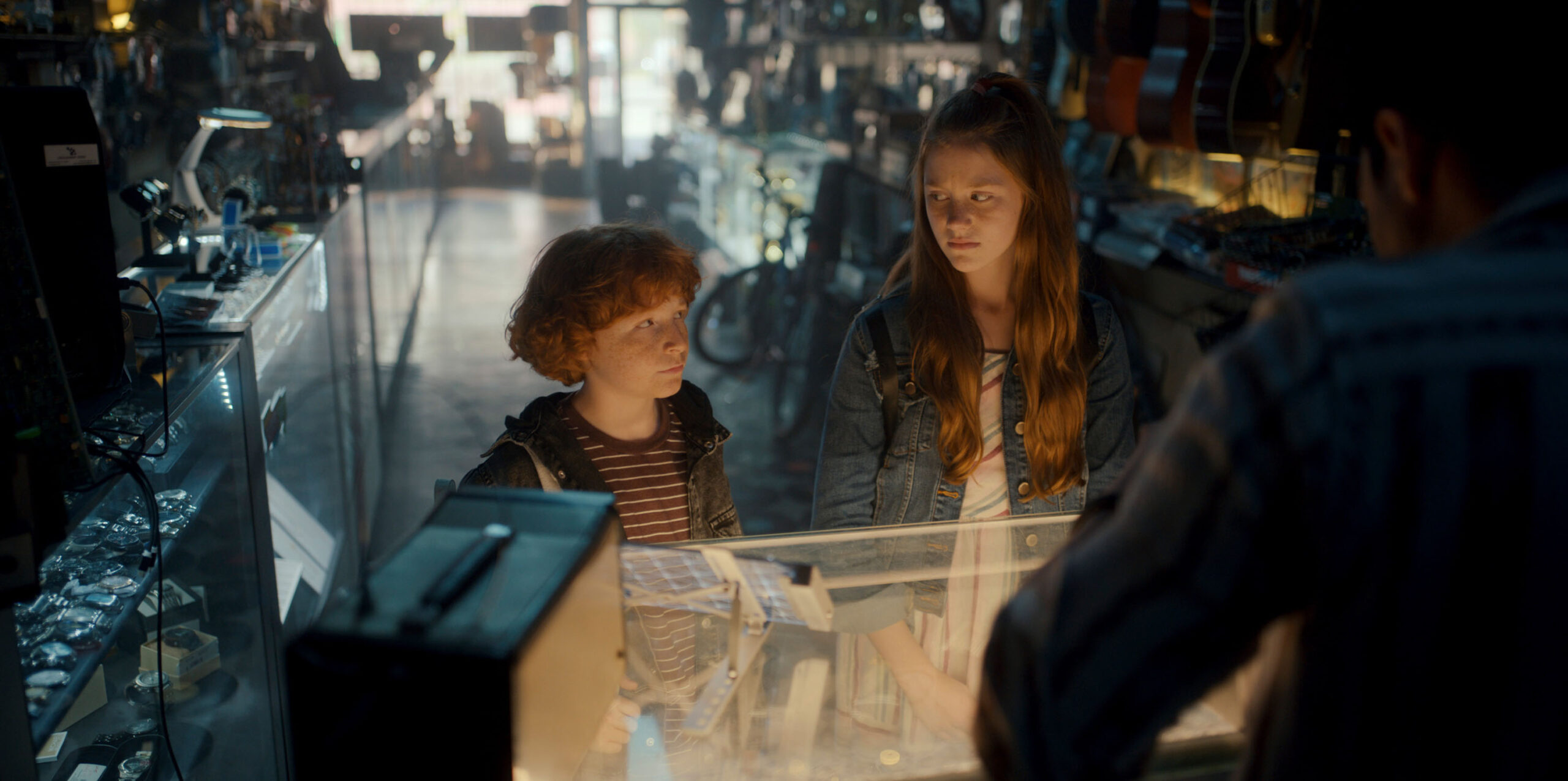 Gavin MacIver-Wright e Khiyla Aynne in Circuit Breakers 1x06 [credit: courtesy of Apple]