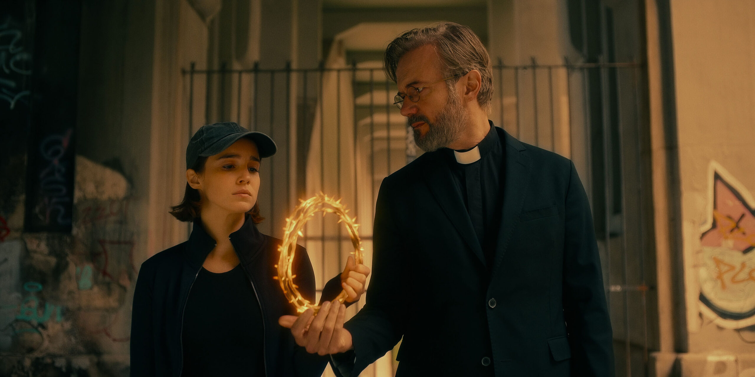 Alba Baptista come Ava Silva, Tristán Ulloa come Father Vincent in Warrior Nun 2x07 [credit: Copyright 2022 Netflix, Inc; courtesy of Netflix]