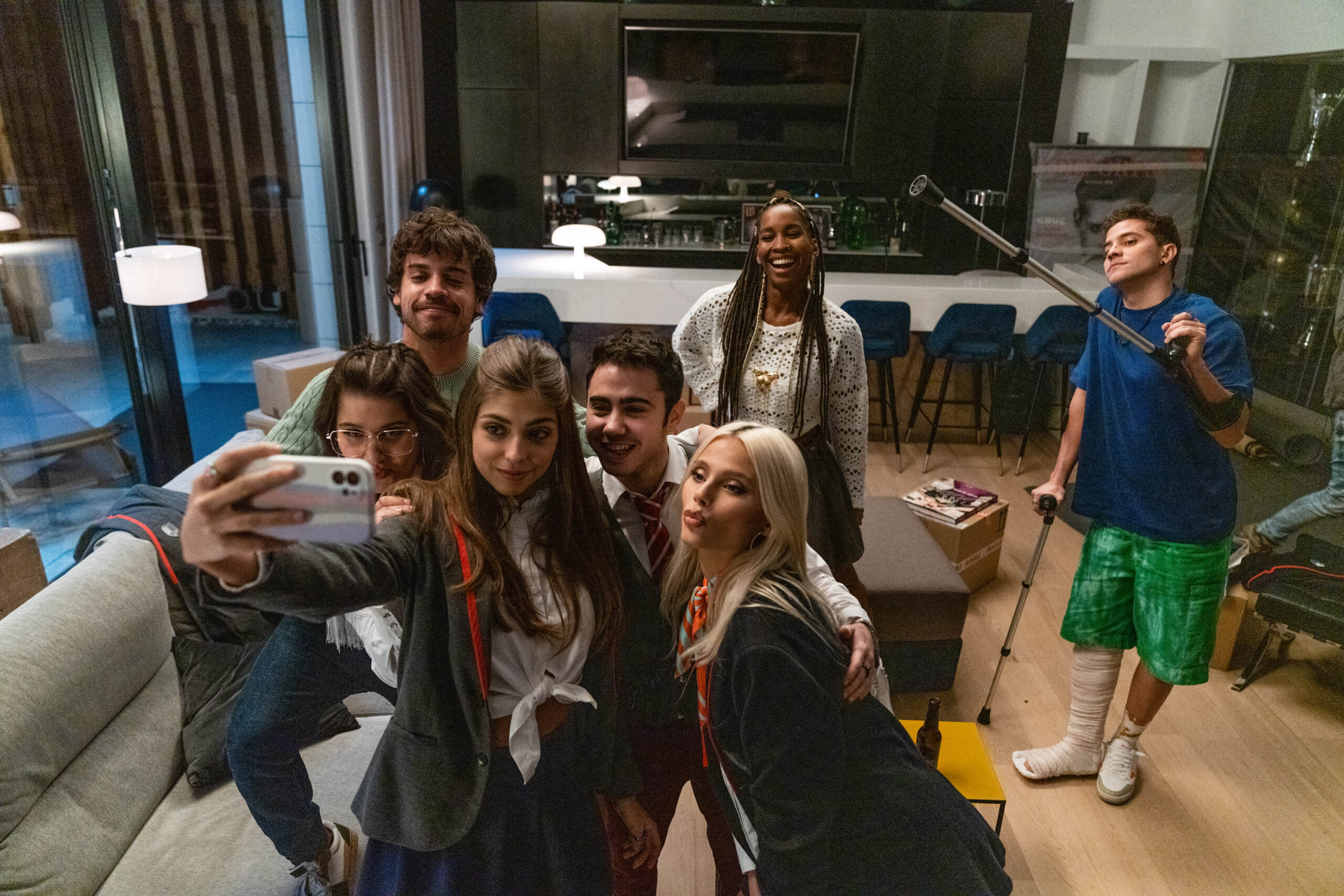 Nadia Al Saidi come Sonia, Alex Pastrana come Raúl, Carmen Arrufat come Sara, Ander Puig come Nico, Ana Bokesa come Rocío, Valentina Zenere come Isadora, André Lamoglia come Iván in Élite 7x01 [credit: Matías Uris/Netflix]