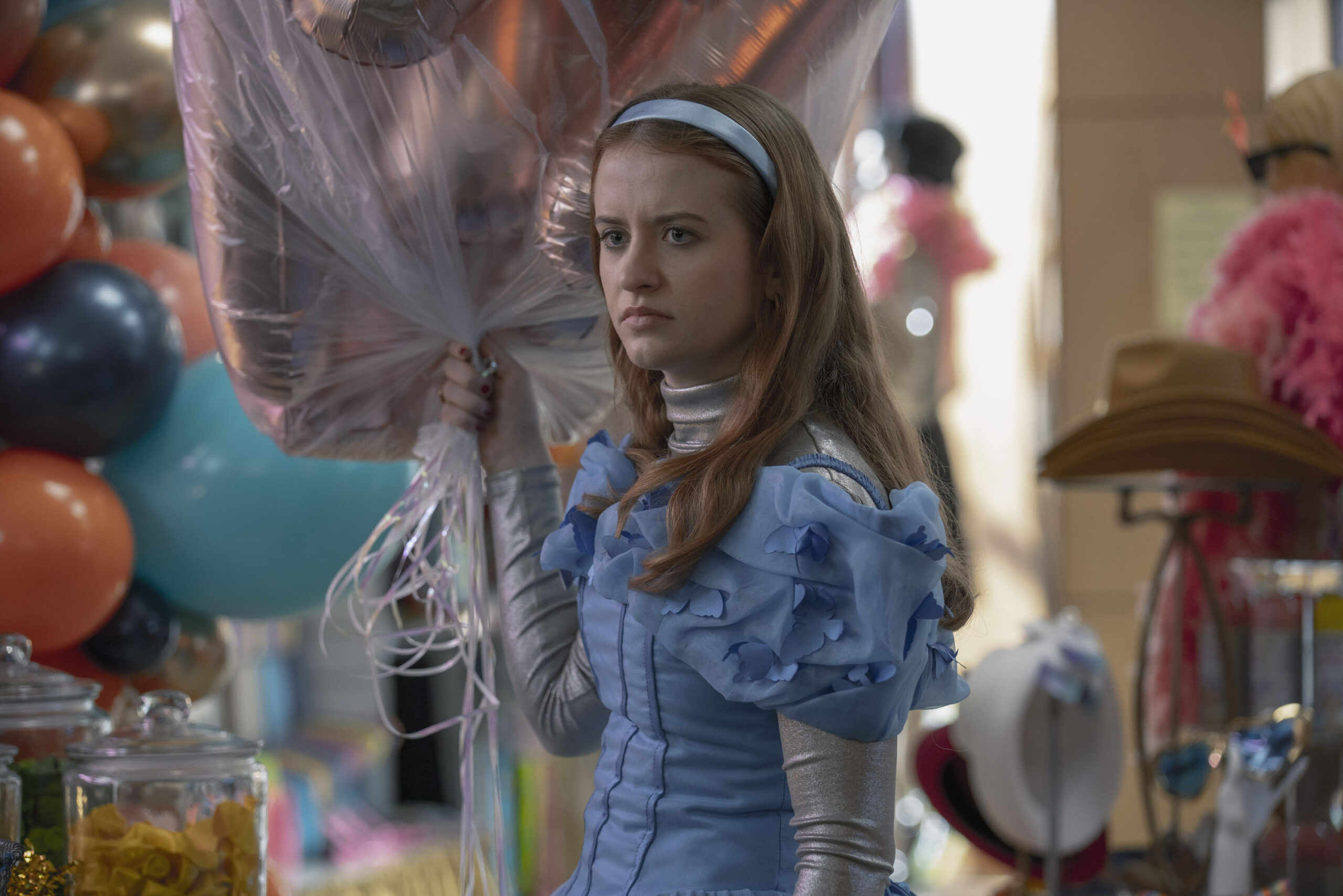 Mairead Tyers come Jen in Extraordinary 1x01 [credit: Natalie Seery/Disney Plus; Copyright 2021 Disney Plus, Inc; courtesy of Disney]