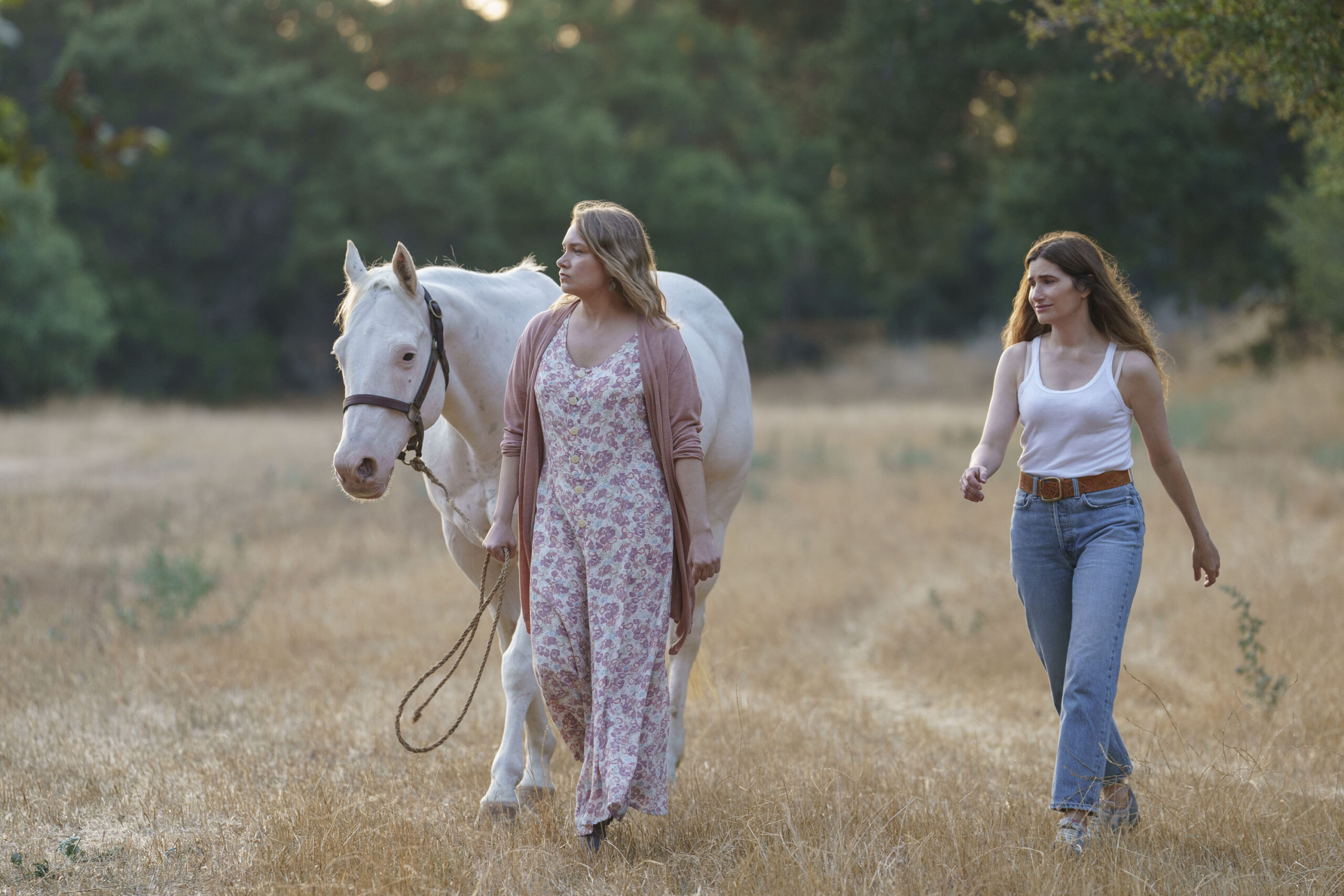 Frankie (Merritt Wever) e Clare (Kathryn Hahn) in Tiny Beautiful Things 1x08 [tag: Merritt Wever, Kathryn Hahn] [credit: foto di Jessica Brooks/Hulu; Copyright 2022 Hulu; courtesy of Disney]