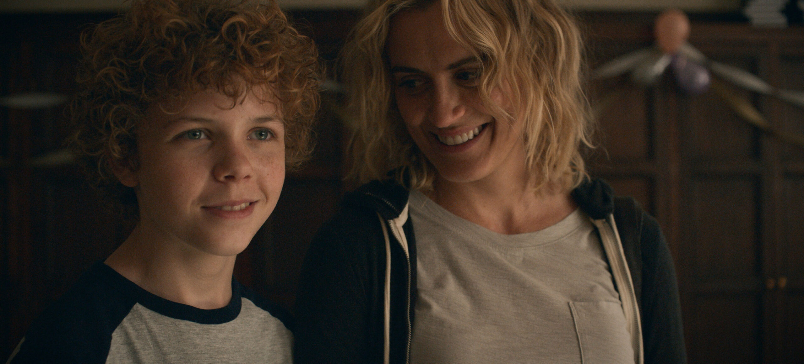 Colin O'Brien e Taylor Schilling in Dear Edward 1x10 [credit: courtesy of Apple]