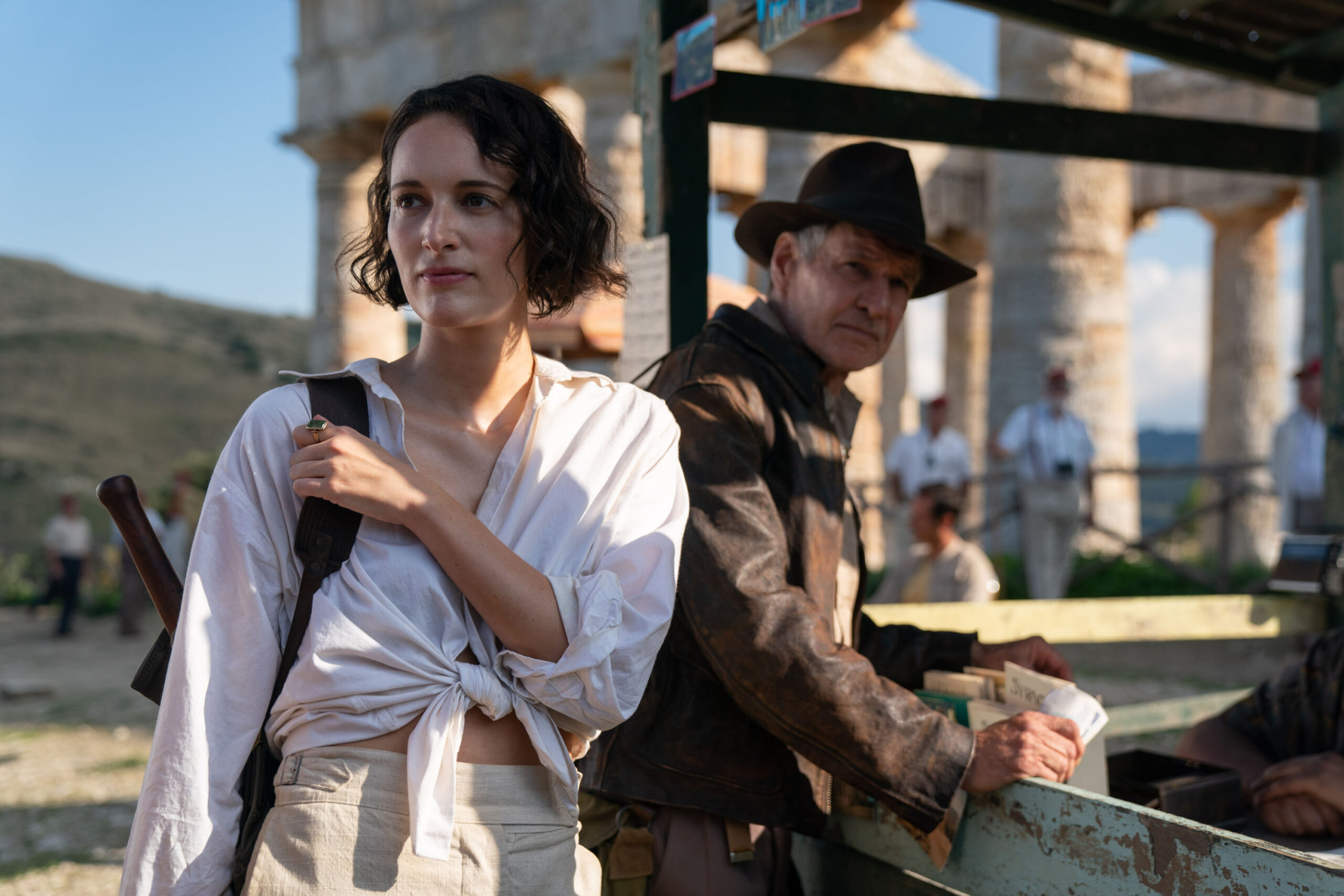 (S-D) Helena (Phoebe Waller-Bridge) e Indiana Jones (Harrison Ford) in Indiana Jones e la Ruota del Destino [credit: Jonathan Olley; Copyright 2022 Lucasfilm Ltd. and TM. All Rights Reserved; courtesy of Disney]