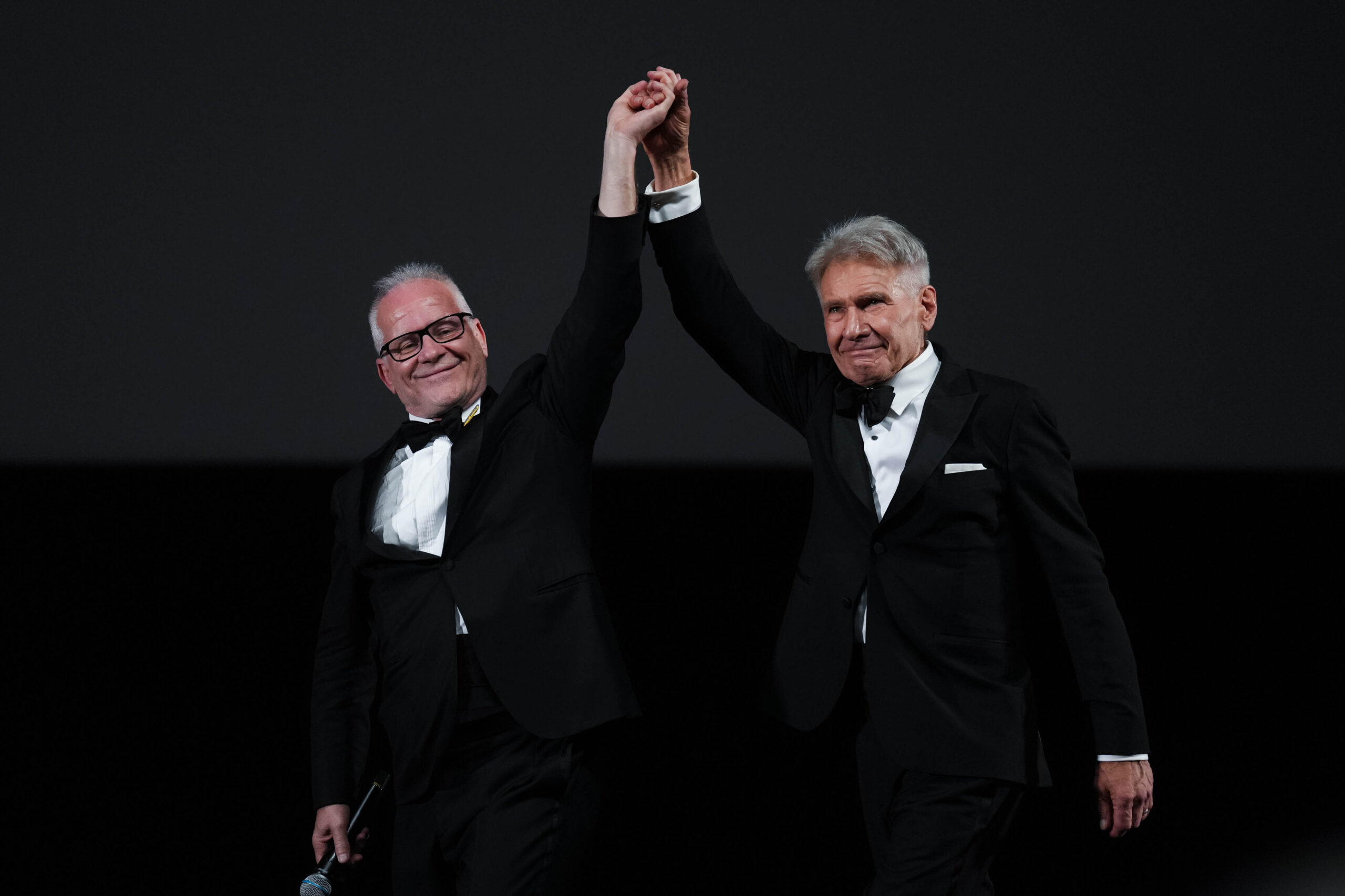 Thierry Frémaux e Harrison Ford alla anteprima mondiale del film Indiana Jones e il Quadrante del Destino al Festival di Cannes 76 il 18 maggio 2023 [tag: Thierry Frémaux, Harrison Ford] [credit: Serge Arnal; courtesy of Disney]