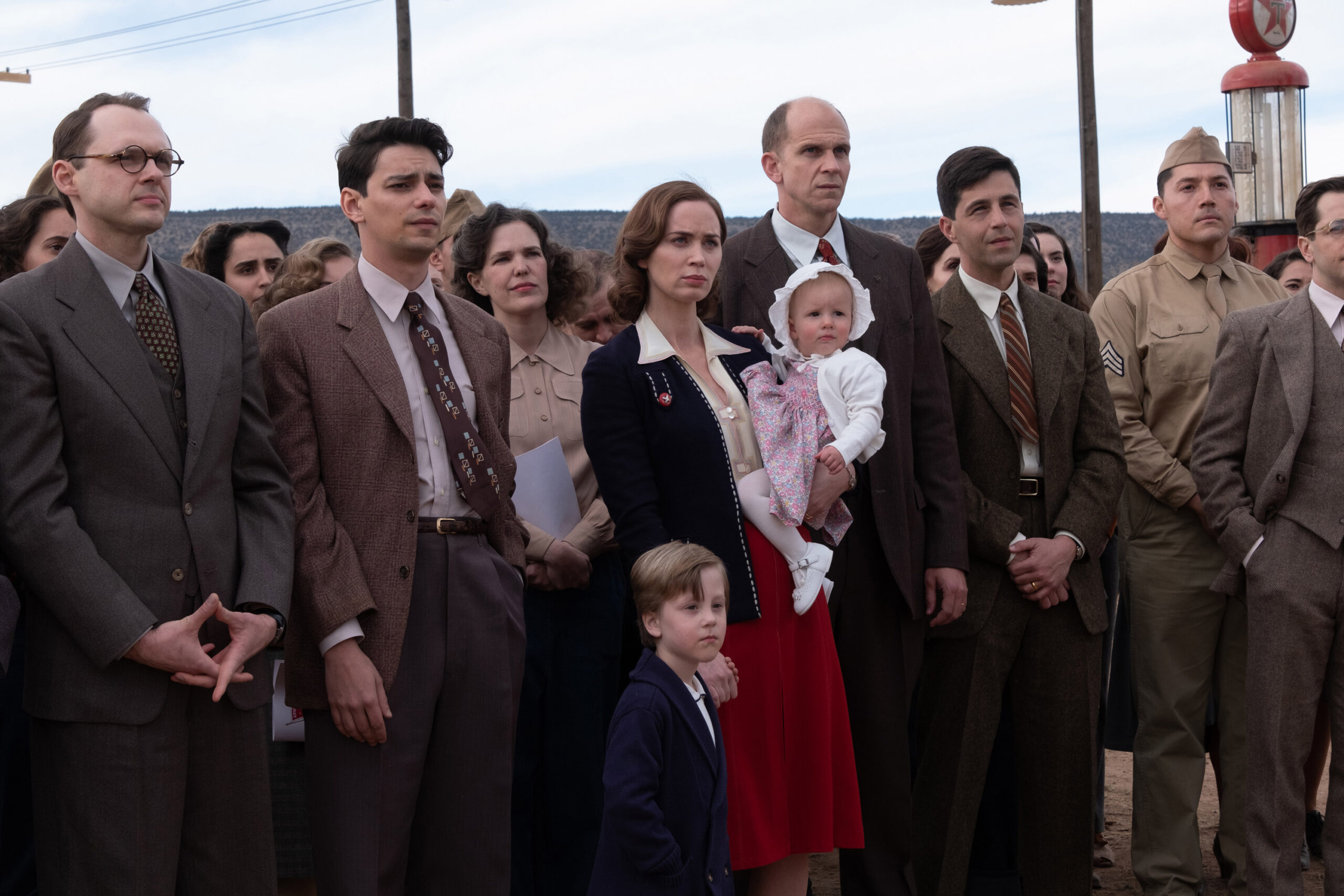 (S-D) Christopher Denham come Klaus Fuchs, Seth Neddermeyer come Devon Bostick, Emily Blunt come Kitty Oppenheimer, Gustaf Skarsgård come Hans Bethe, e Josh Peck come Kenneth Bainbridge in Oppenheimer [credit: Copyright Universal Pictures. All Rights Reserved.]