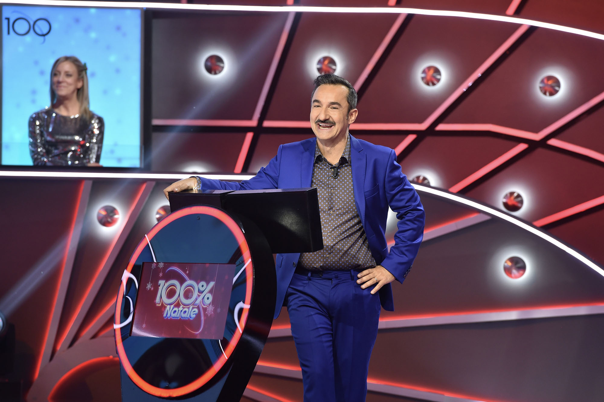 Nicola Savino conduce 100% Natale su TV8 [credit: courtesy of TV8]