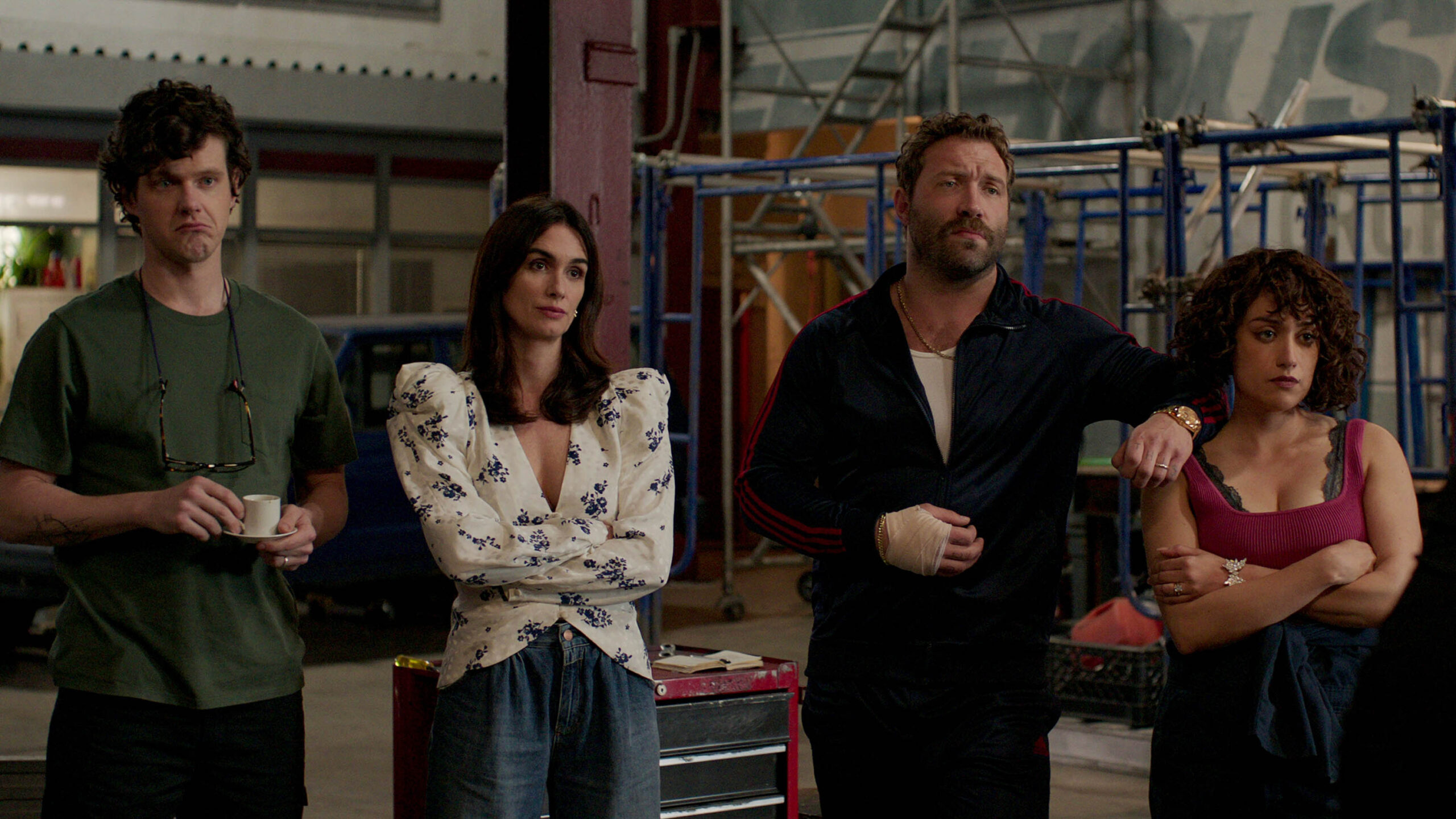 Peter Mark Kendall come Stan Loomis, Paz Vega come Ava Mercer, Jai Courtney come Bob Goodwin, Rosaline Elbay come Judy Goodwin in Caleidoscopio 'Blue' [credit: Copyright 2022 Netflix, Inc; courtesy of Netflix]