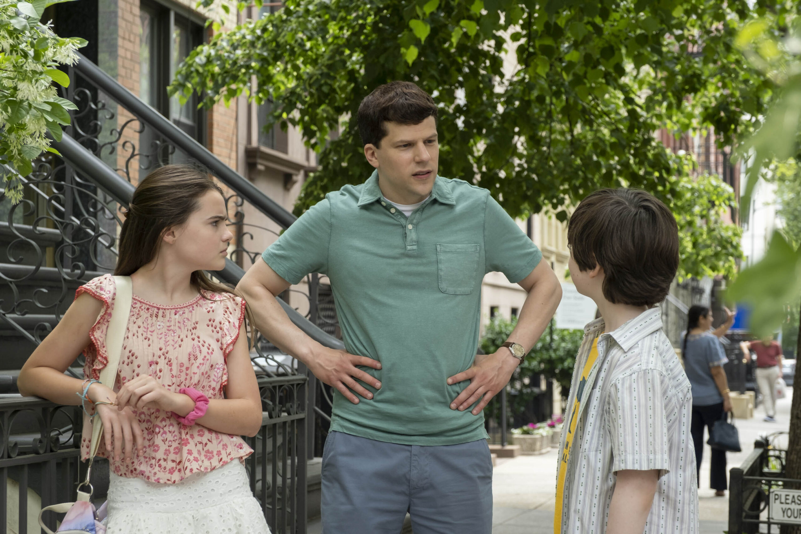 Meara Mahoney Gross come Hannah Fleishman, Jesse Eisenberg come Toby Fleishman, Maxim Swinton come Solly Fleishman in Fleishman a Pezzi 1x01 [credit: Linda Kallerus/FX; Copyright 2022, FX Networks. All Rights Reserved; courtesy of Disney]