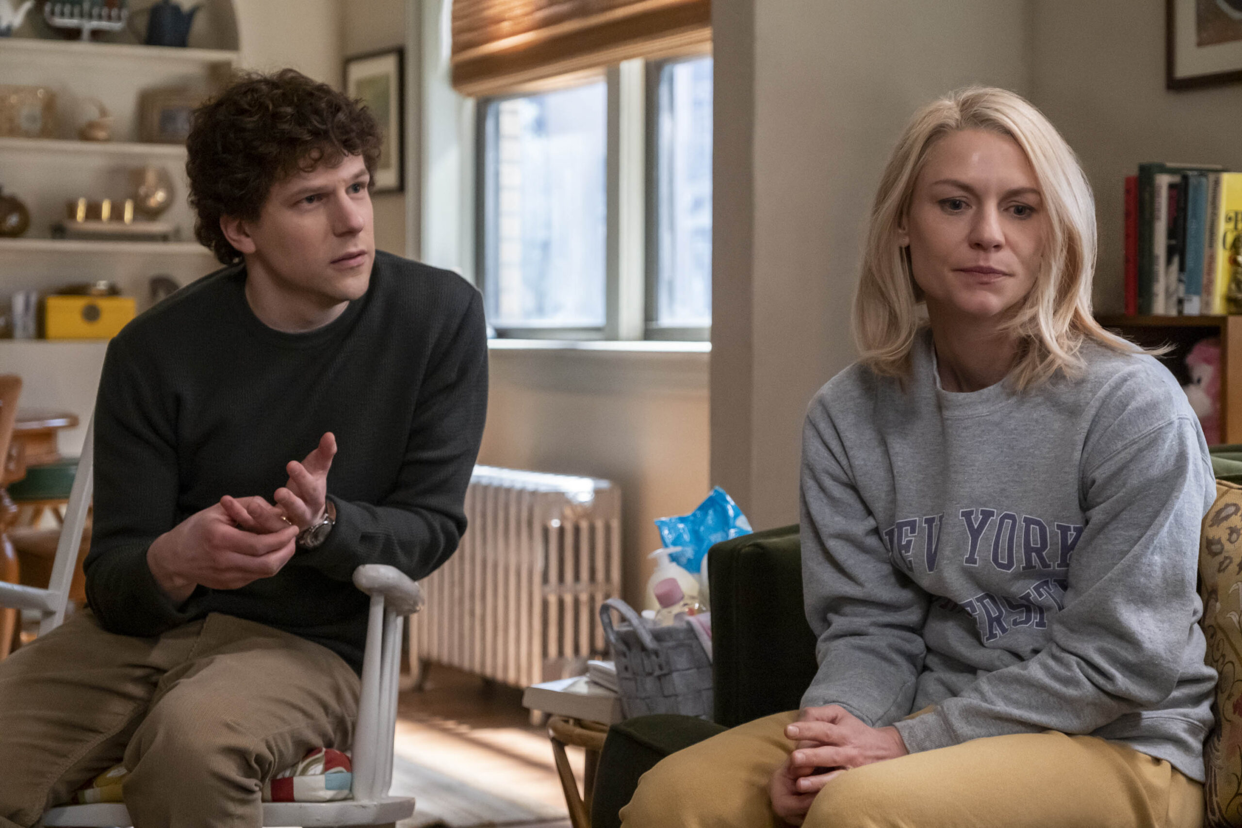 Claire Danes come Rachel Fleishman, Jesse Eisenberg come Toby Fleishman in Fleishman a Pezzi 1x03 [credit: Linda Kallerus/FX; Copyright 2022, FX Networks. All Rights Reserved; courtesy of Disney]