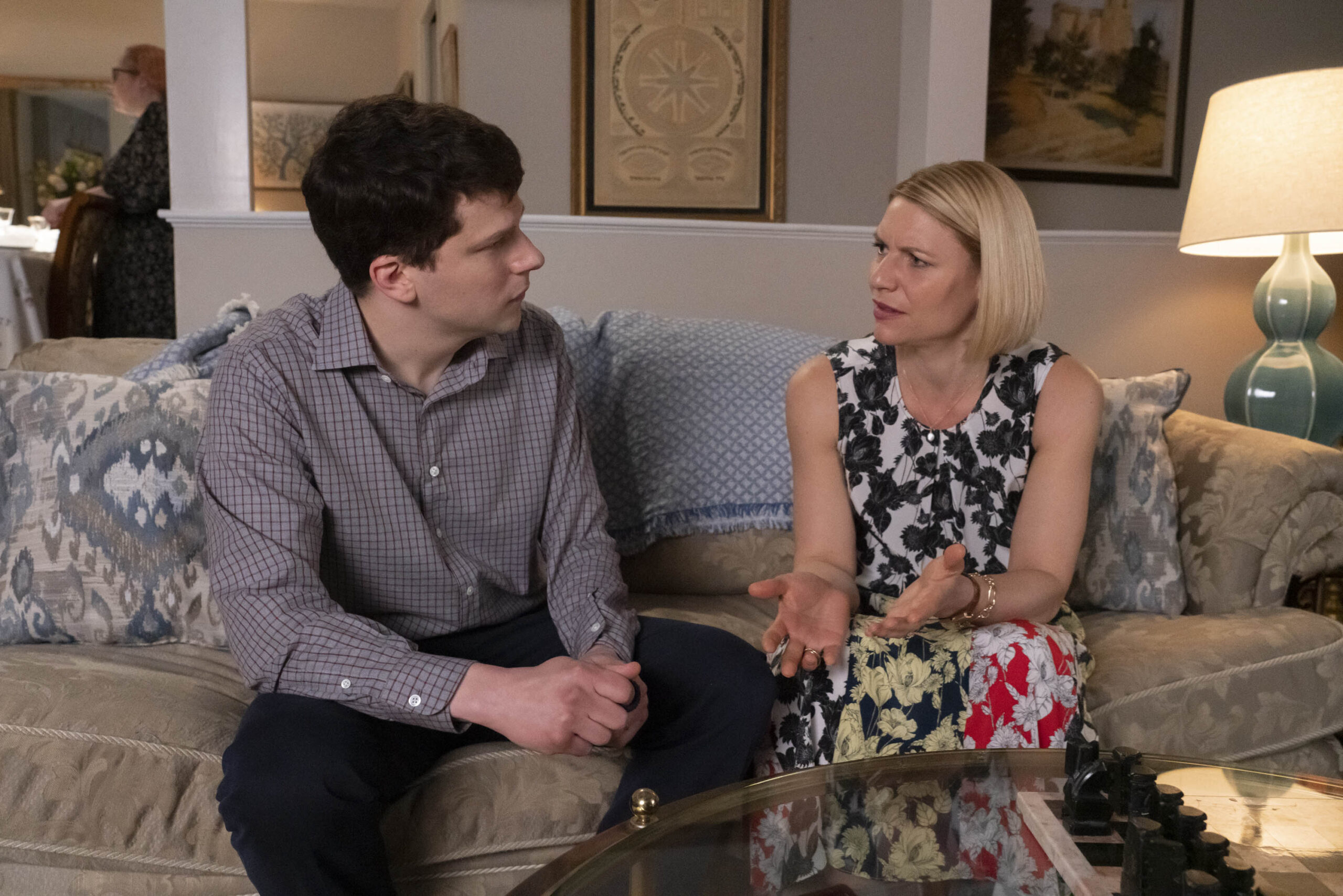 Jesse Eisenberg come Toby Fleishman, Claire Danes come Rachel Fleishman in Fleishman a Pezzi 1x04 [credit: Giovanni Rufino/FX; Copyright 2022, FX Networks. All Rights Reserved; courtesy of Disney]