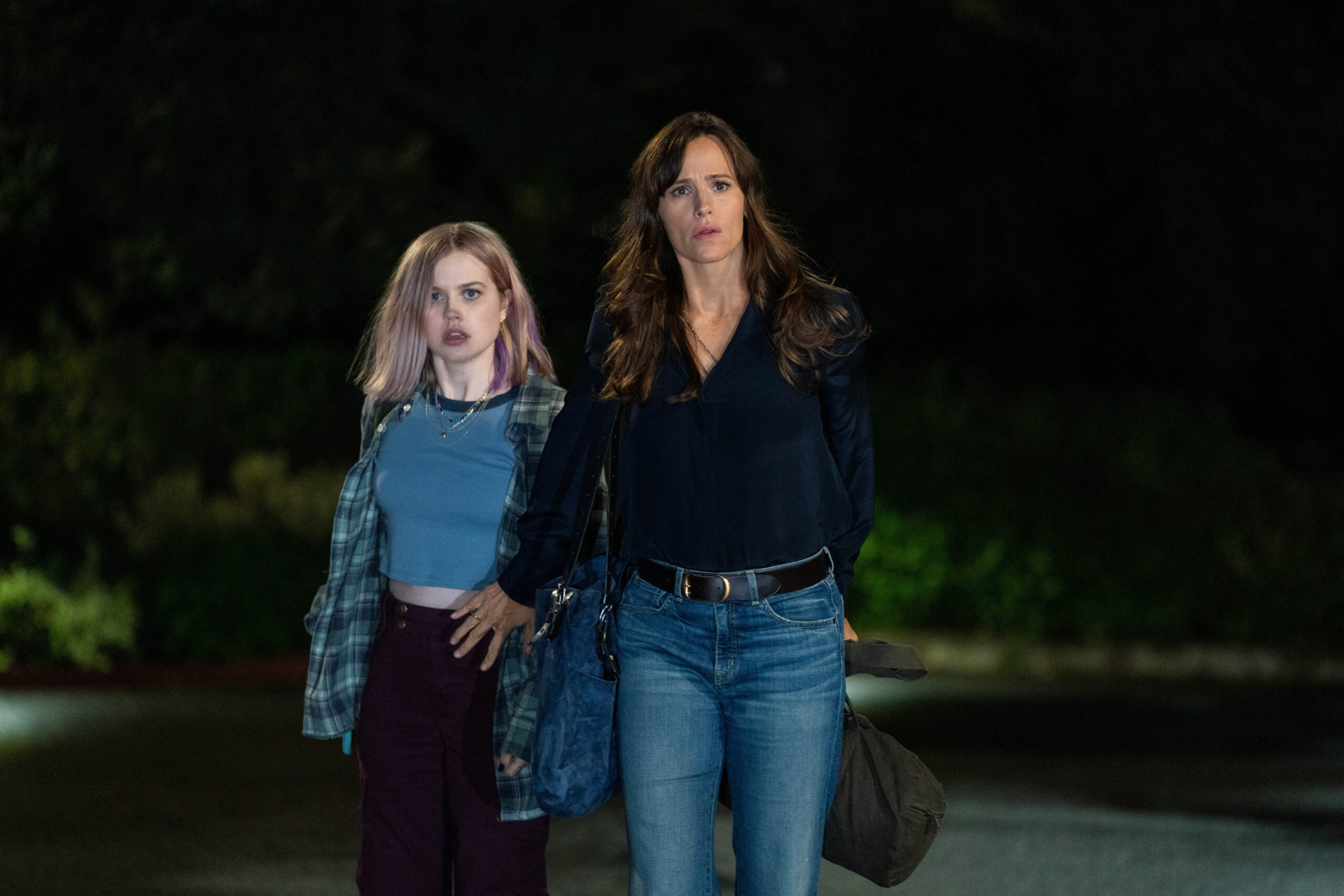 Angourie Rice e Jennifer Garner in The Last Thing He Told Me 1x01 [credit: Erin Simkin; courtesy of Apple]