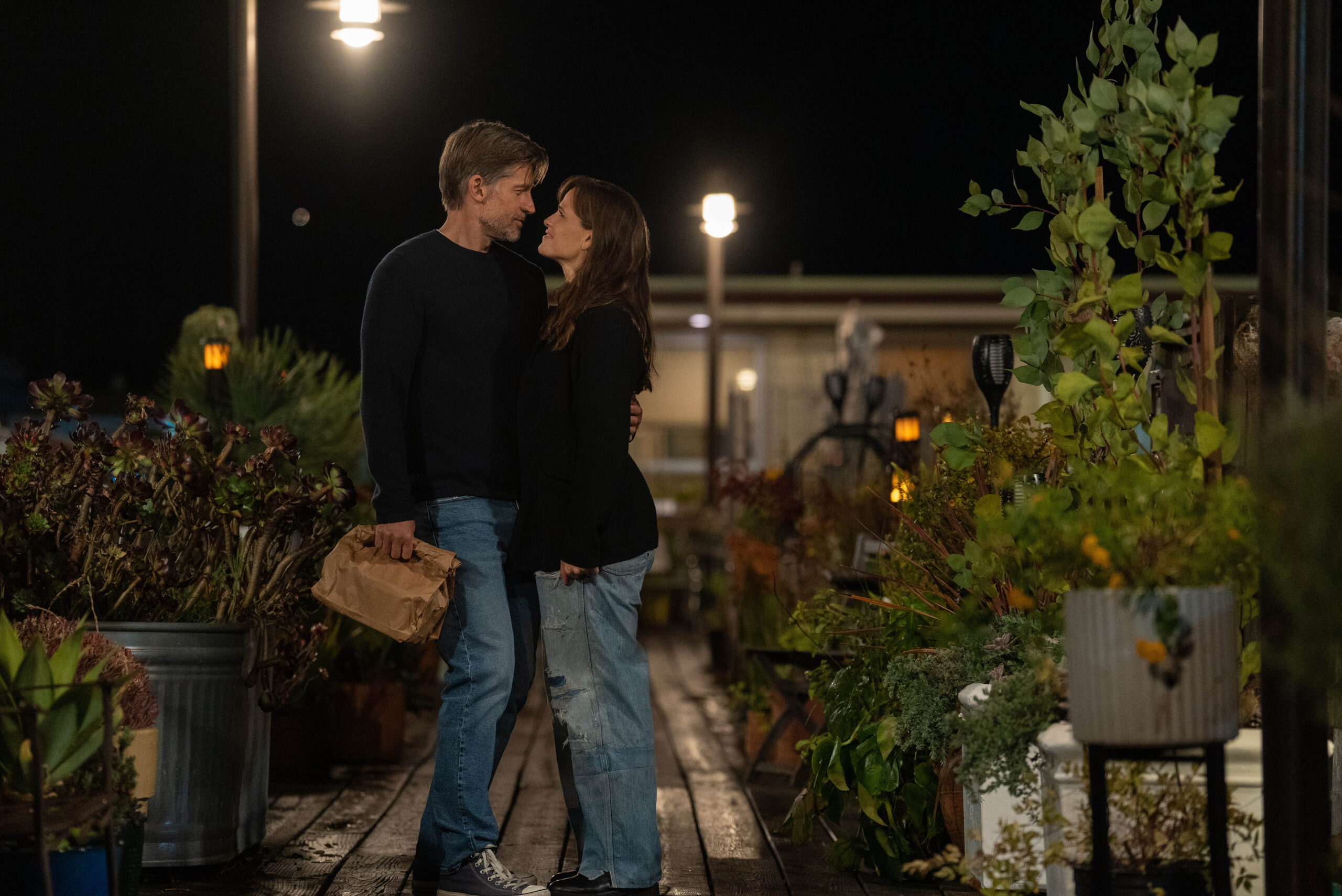 Nikolaj Coster-Waldau e Jennifer Garner in The Last Thing He Told Me 1x04 [credit: Saeed Adyani; courtesy of Apple]