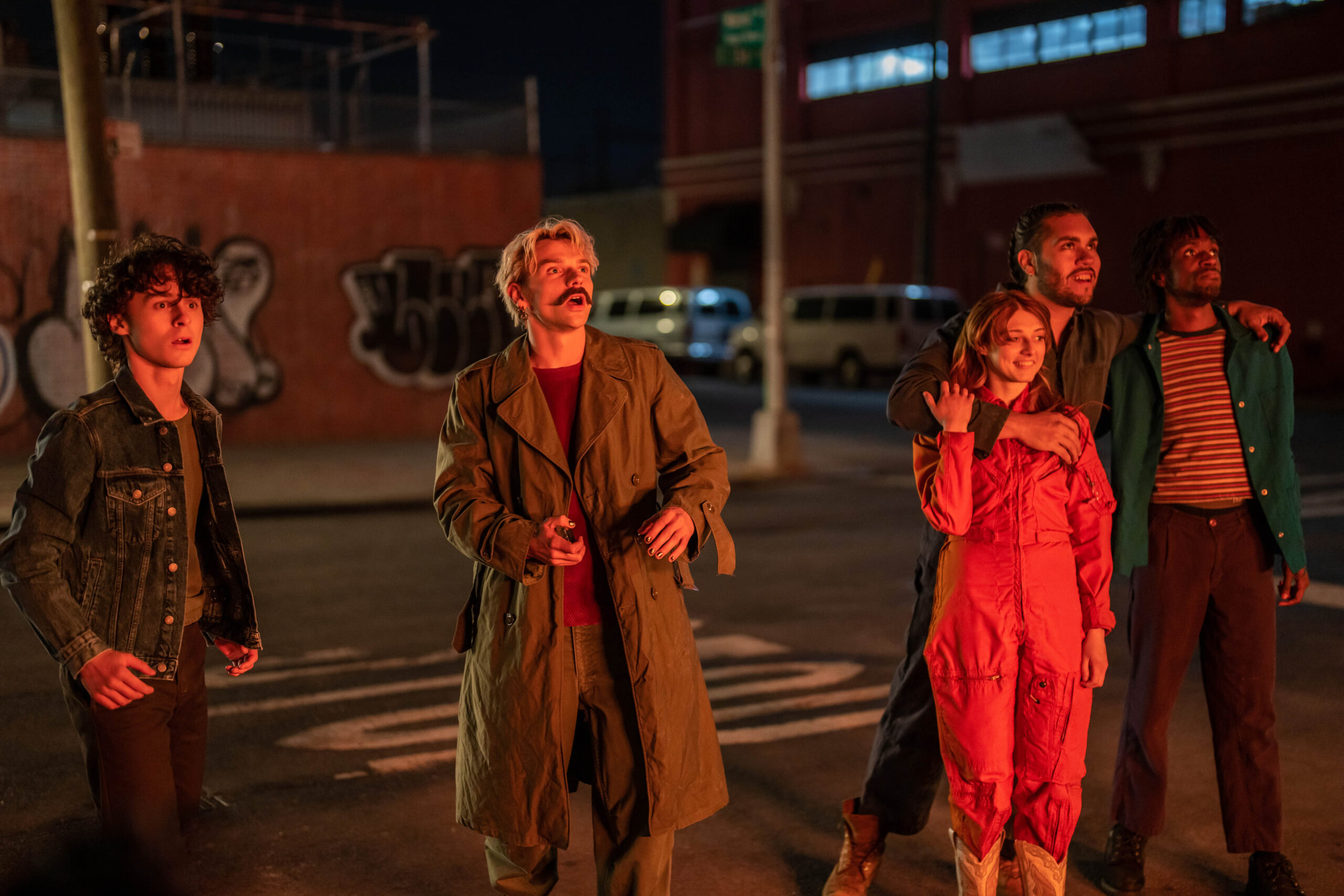 Wyatt Oleff, Max Milner e Alexandra Doke in Città in fiamme 1x03 [credit: Zach Dilgard; courtesy of Apple]
