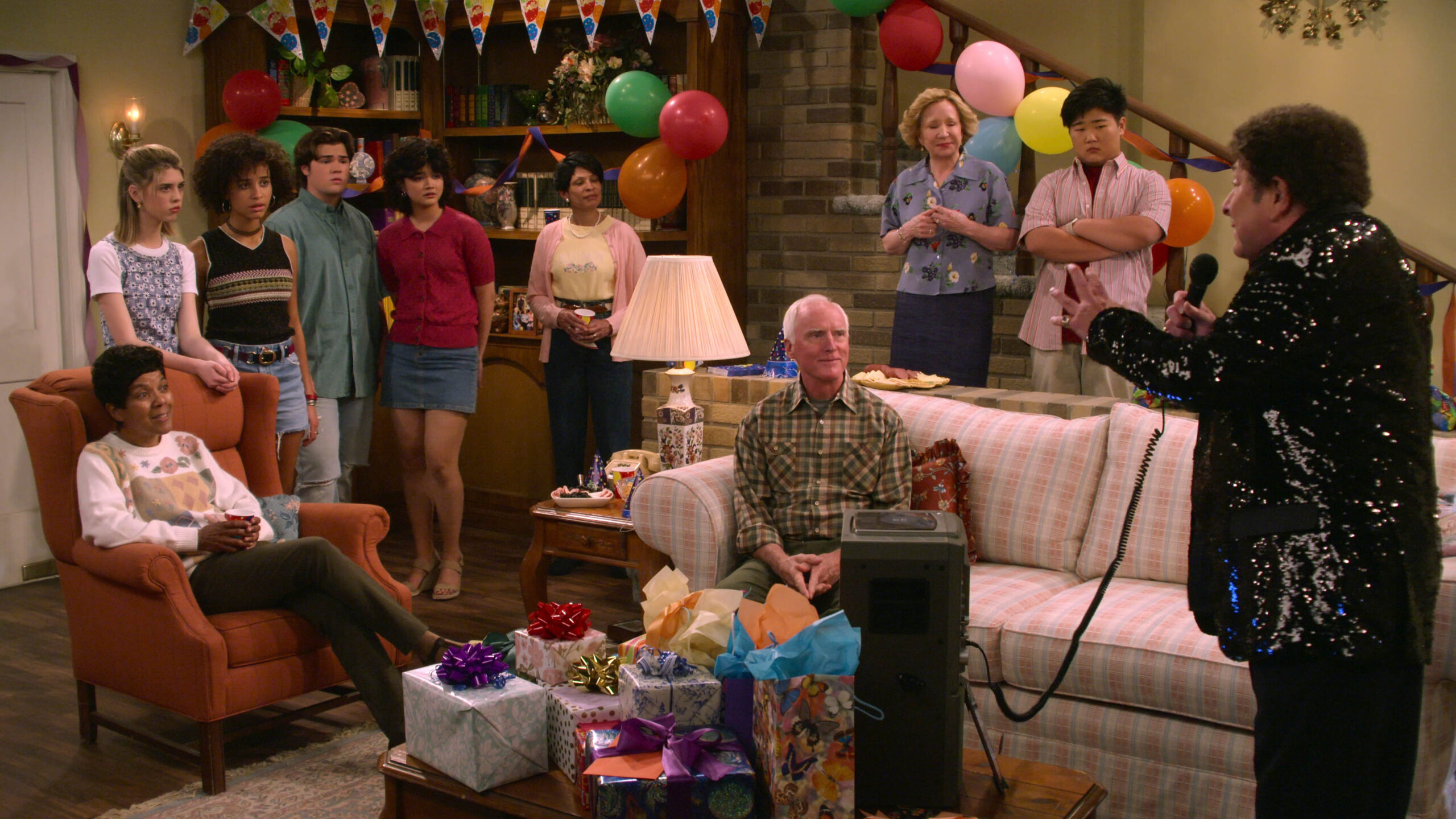 (S-D) Callie Haverda come Leia Forman, Ashley Aufderheide come Gwen Runck, Maxwell Acee Donovan come Nate, Sam Morelos come Nikki, Debra Jo Rupp come Kitty Forman, Reyn Doi come Ozzie, Don Stark come Bob Pinciotti in That '90s Show 1x06 [credit: Copyright 2022 Netflix, Inc; courtesy of Netflix]