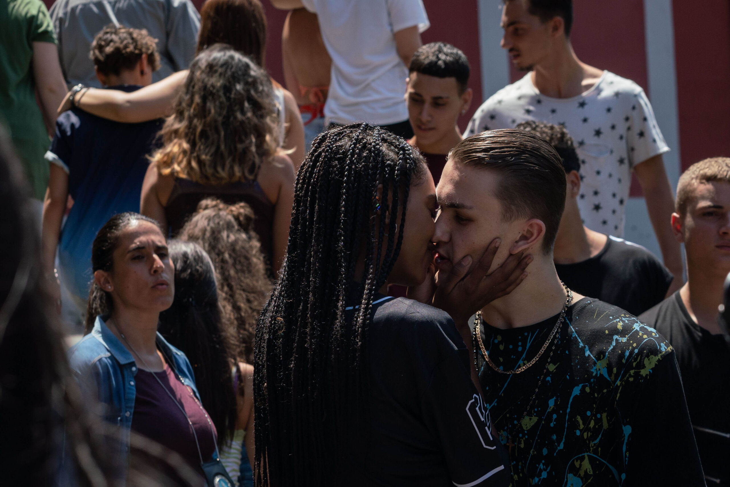 Kyshan Claire Wilson e Artem in Mare Fuori 3x06 - foto dal set [credit: foto di Sabrina Cirillo; courtesy of Rai Fiction]