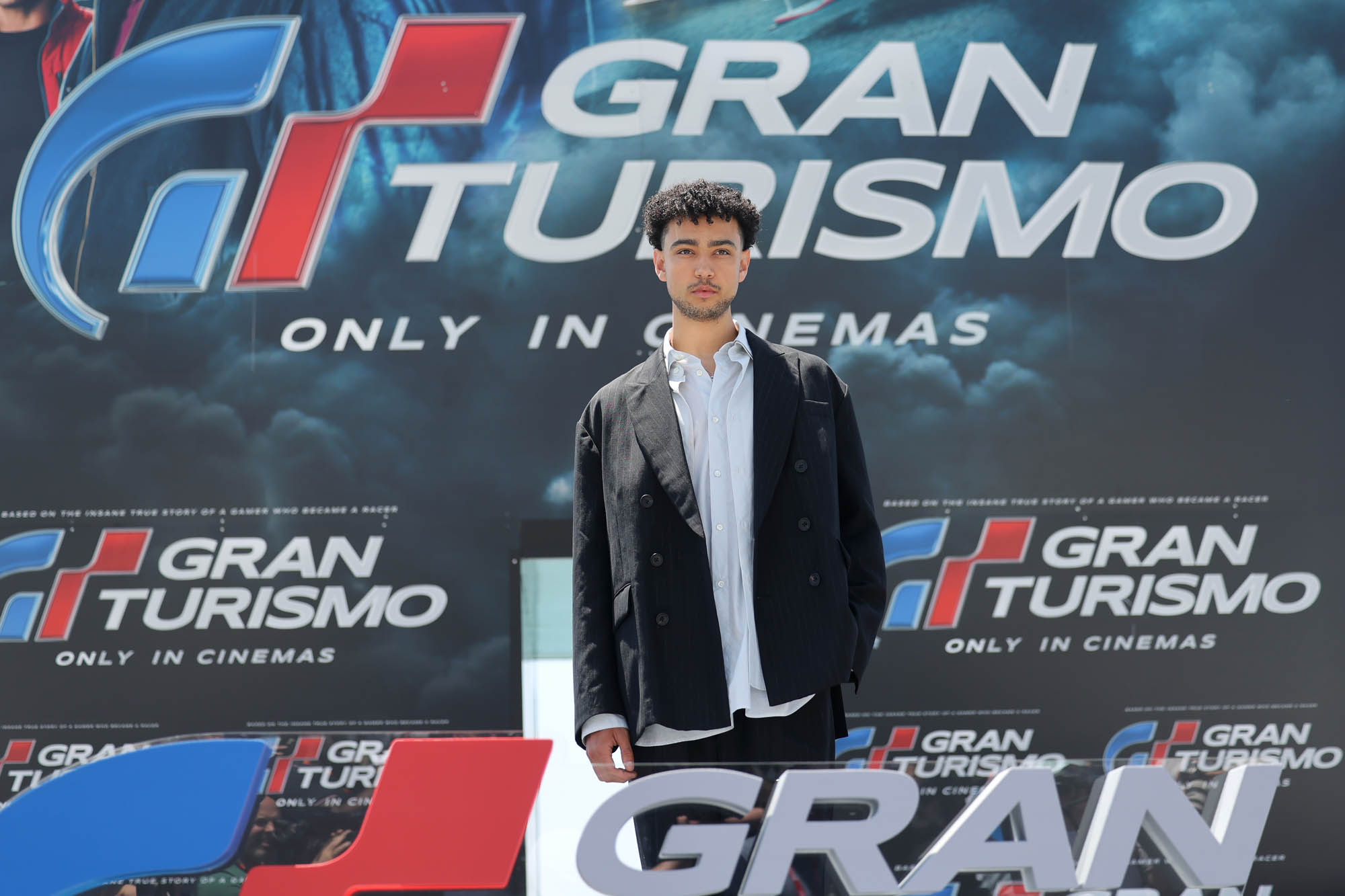 Archie Madekwe al Photo Call al Cannes Film Festival 2023 di Gran Turismo: Il Film [tag: Archie Madekwe] [credit: foto di Victor Boyko/Getty Images for Sony Pictures]