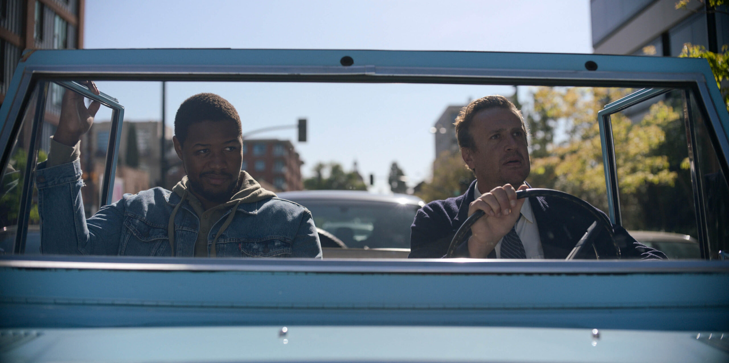 Jason Segel e Luke Tennie in Shrinking 1x01 [credit: courtesy of Apple]