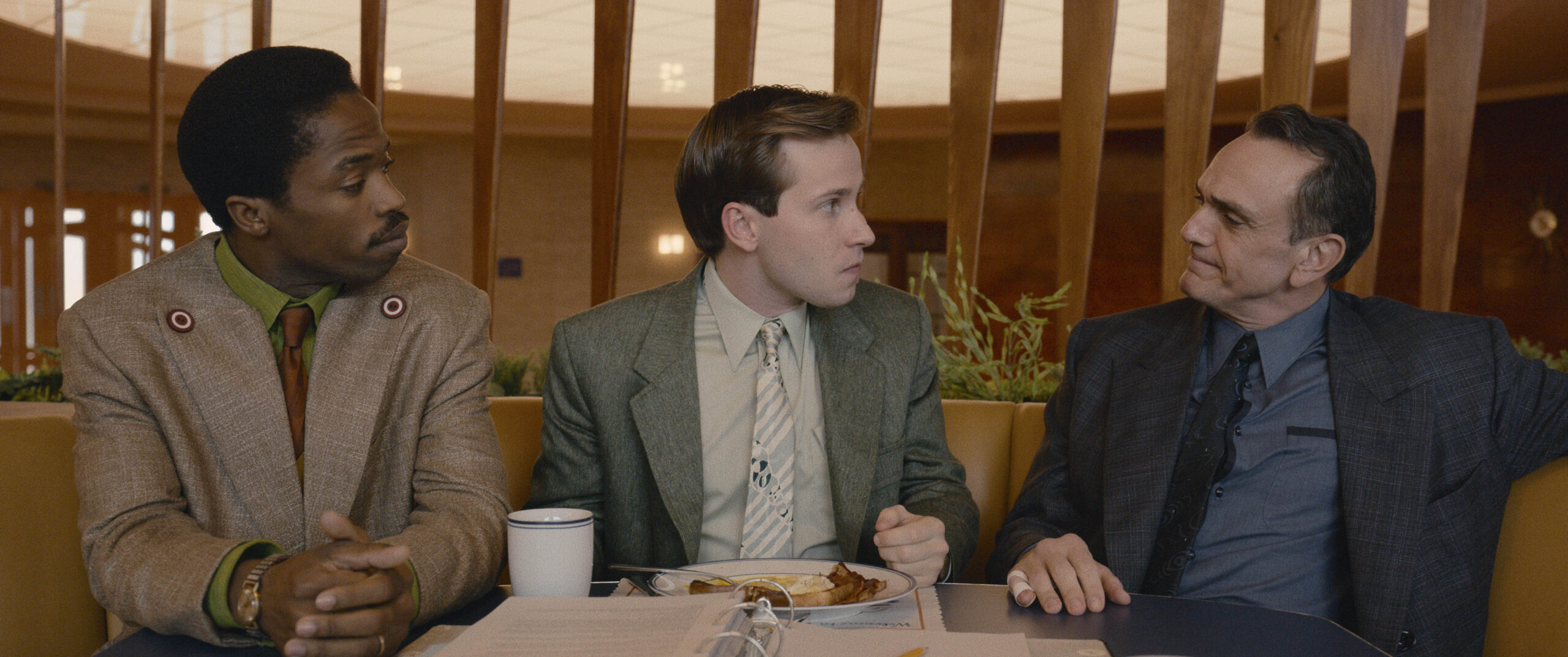 Dewshane Williams, Nicholas Podany e Hank Azaria in Hello Tomorrow! 1x02 [credit: courtesy of Apple]