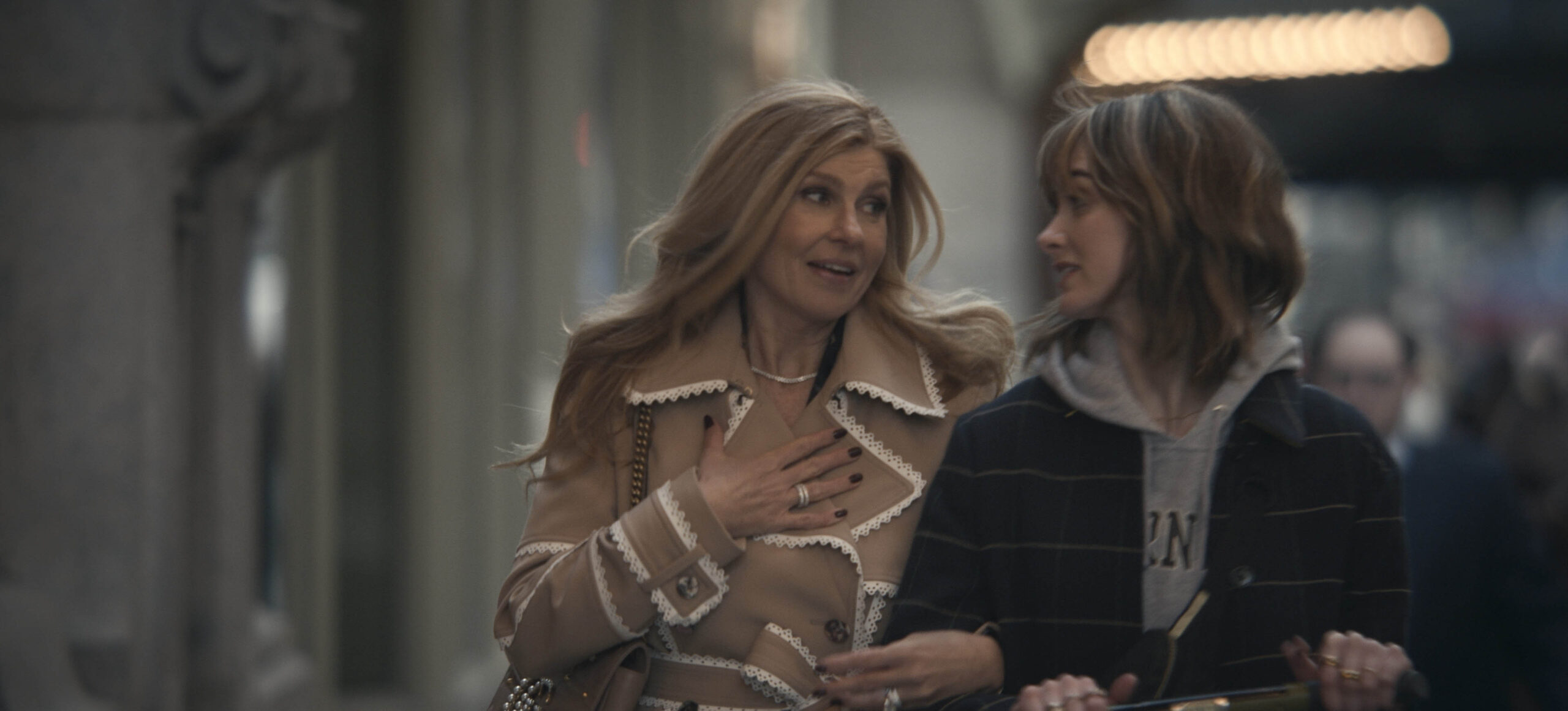Connie Britton e Audrey Corsa in Dear Edward 1x01 [credit: courtesy of Apple]