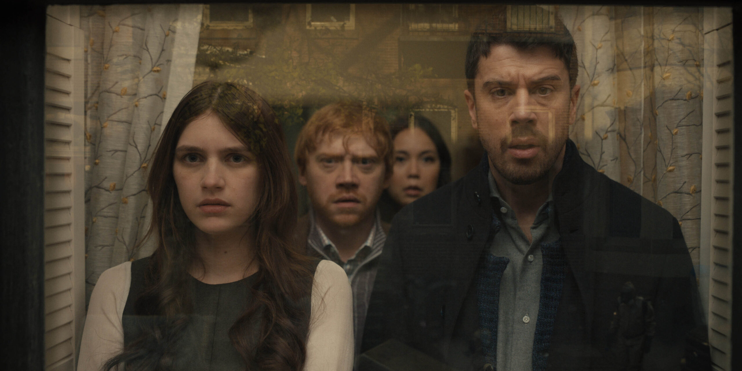 Nell Tiger Free, Rupert Grint e Toby Kebbell in Servant 4x02 [credit: courtesy of Apple]