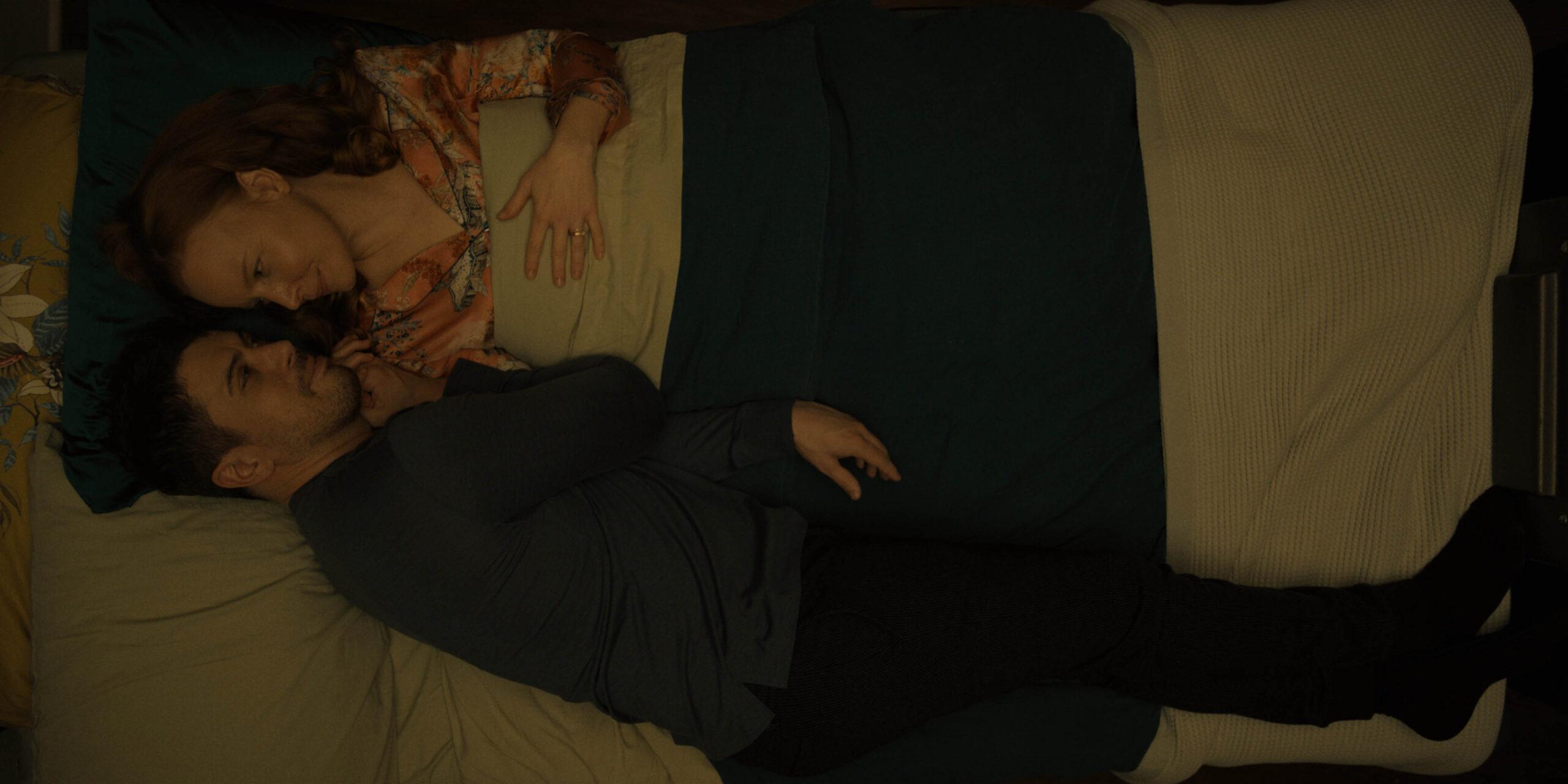 Lauren Ambrose e Toby Kebbell in Servant 4x05 [credit: courtesy of Apple]