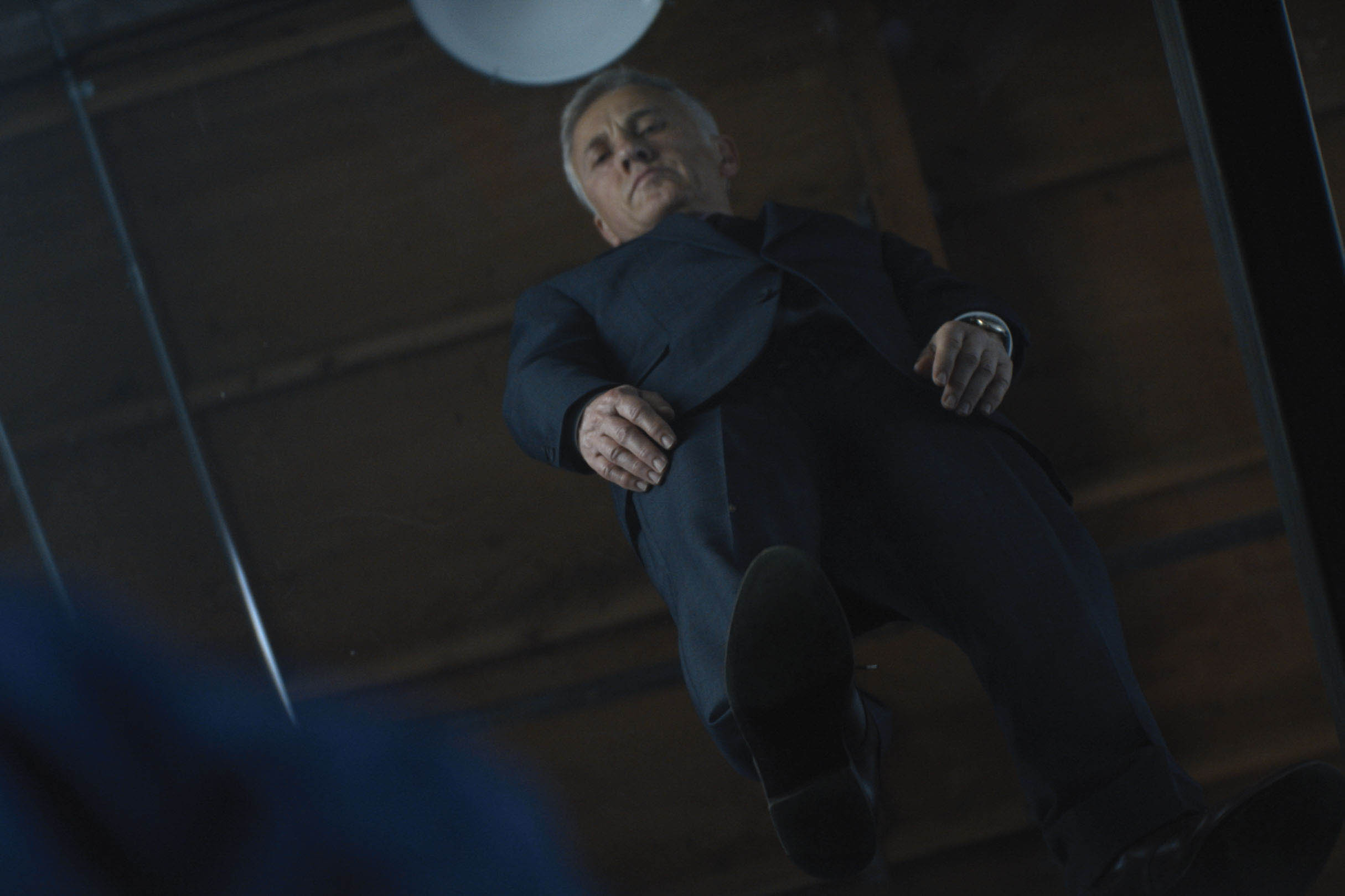 Christoph Waltz come Regus Patoff in The Consultant 1x02 [tag: Christoph Waltz] [credit: Copyright Amazon Studios; courtesy of Prime Video]