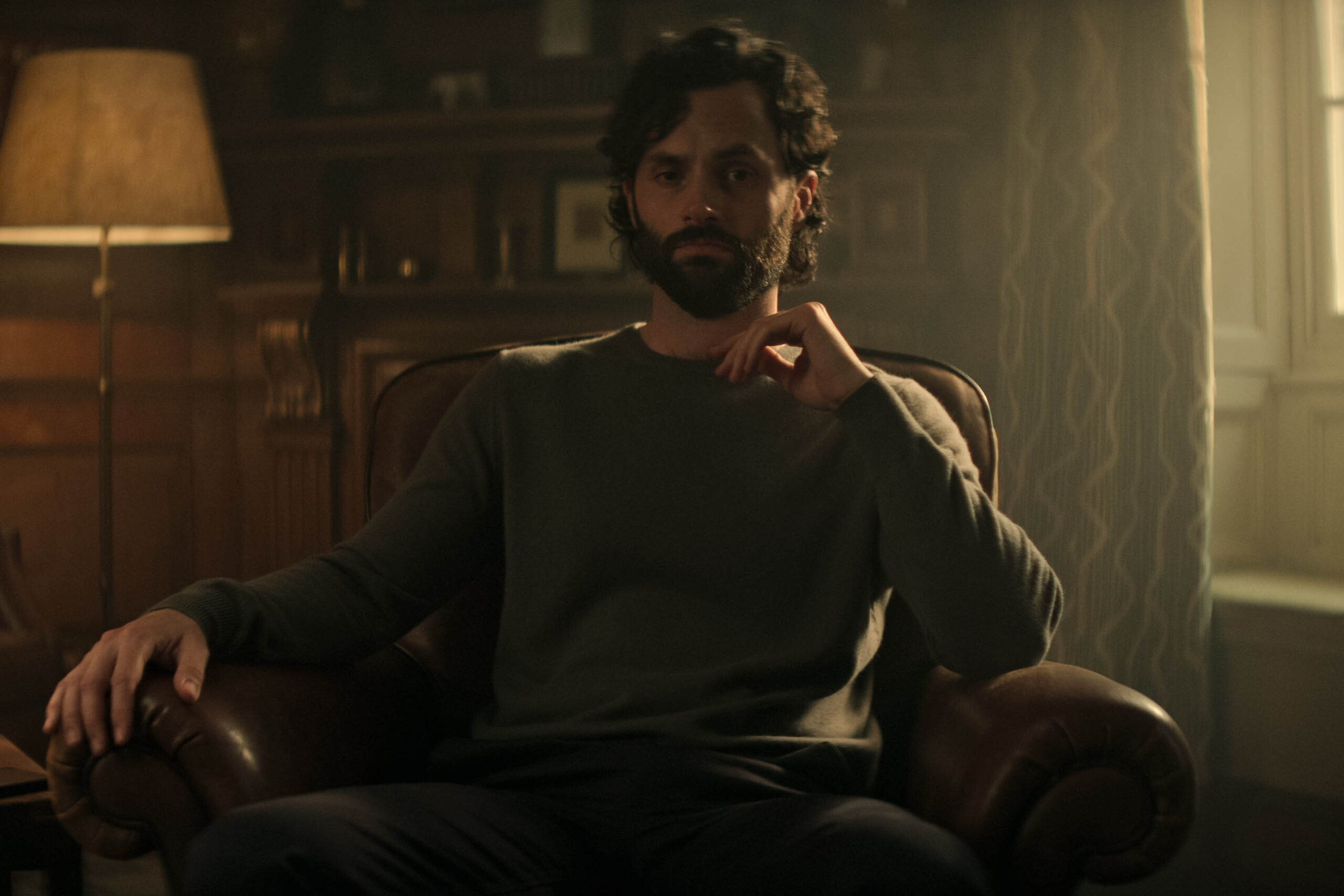 Penn Badgley come Joe Goldberg in YOU 4x05 [credit: Copyright 2022 Netflix, Inc; courtesy of Netflix]