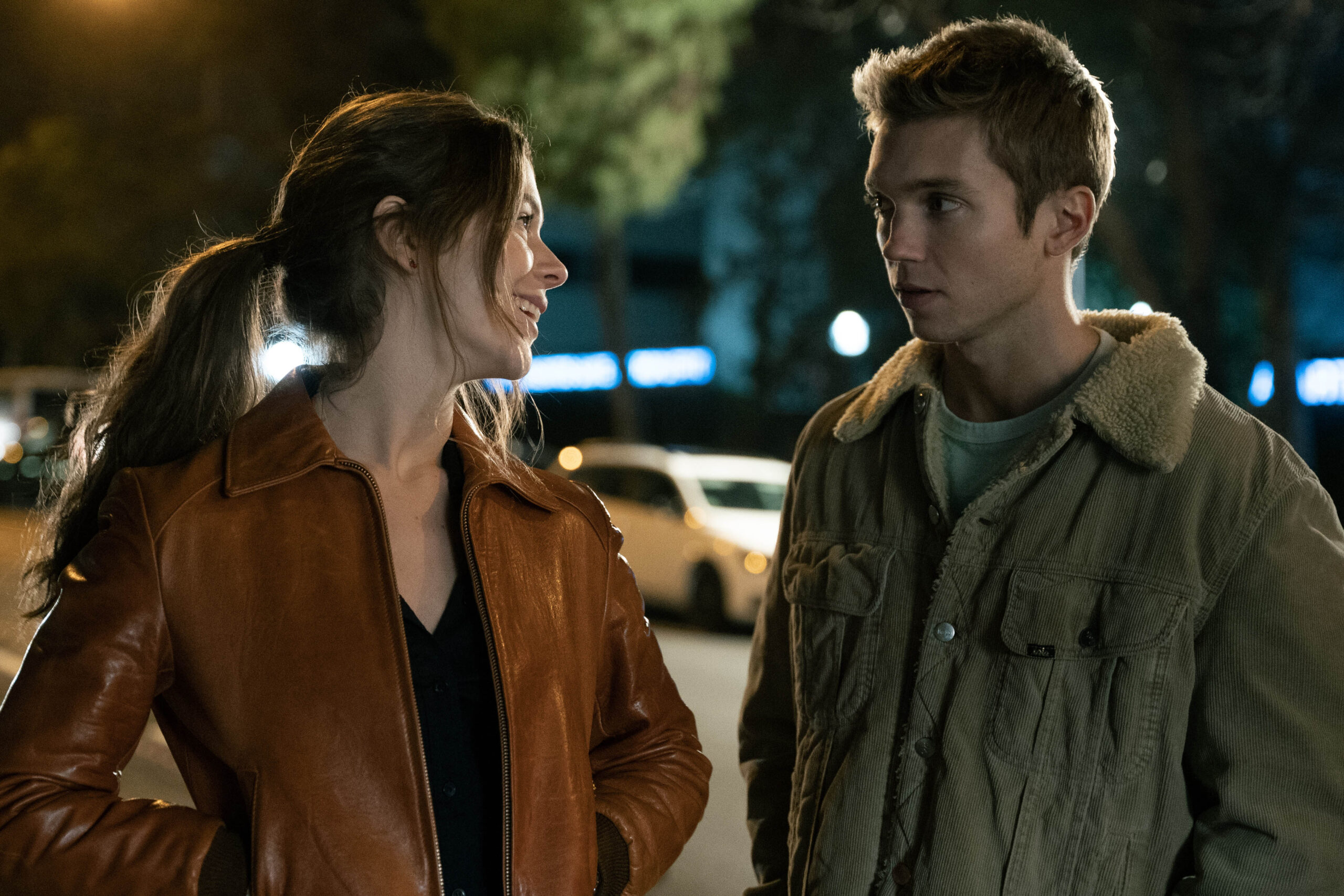 Georgina Amorós come Irene, Francisco Masini come Julio in Tutte le volte che ci siamo innamorati 1x08 [credit: Carla Oset/Netflix; Copyright 2022 Netflix; courtesy of Netflix]
