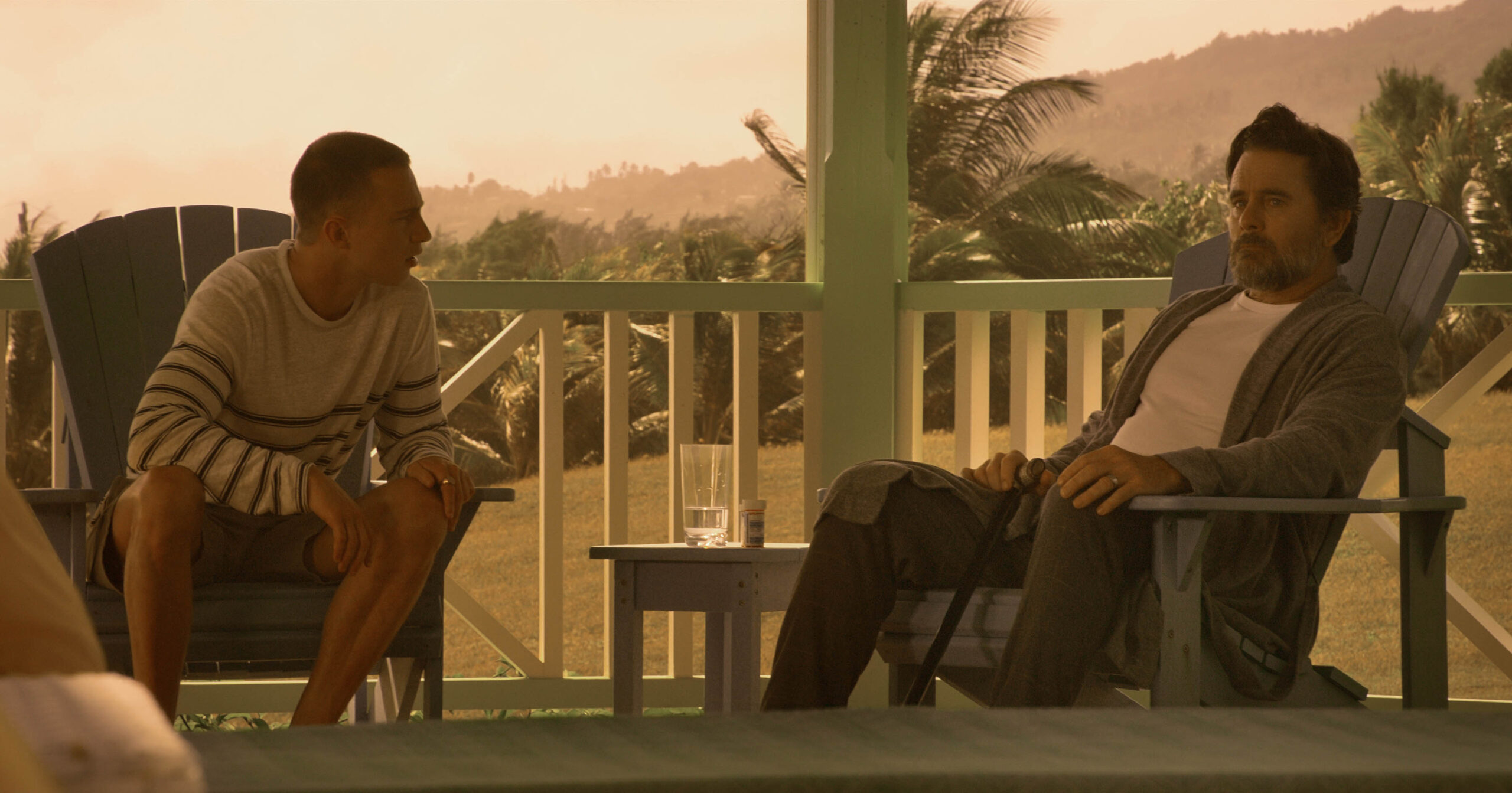 Drew Starkey come Rafe, Charles Esten come Ward Cameron in Outer Banks 3x03 [credit: Copyright 2022 Netflix, Inc; courtesy of Netflix]