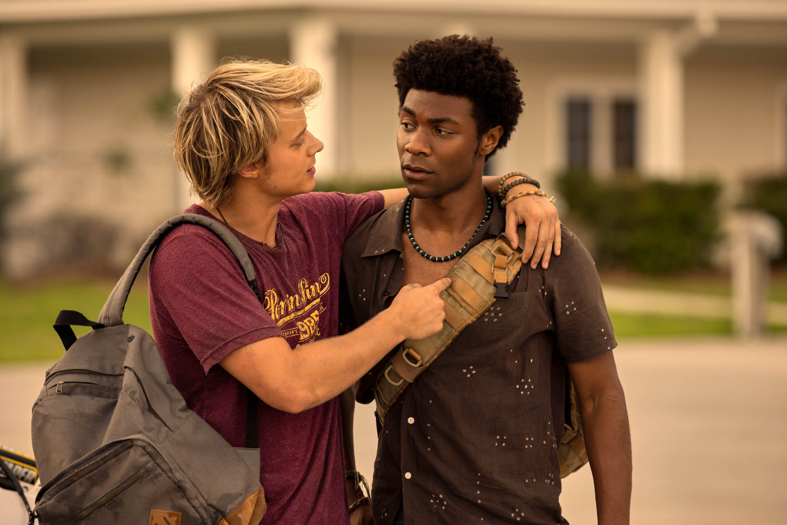 (S-D) Rudy Pankow come JJ, Jonathan Daviss come Pope in Outer Banks 3x09 [credit: Jackson Lee Davis/Netflix; Copyright 2023 Netflix, Inc; courtesy of Netflix]