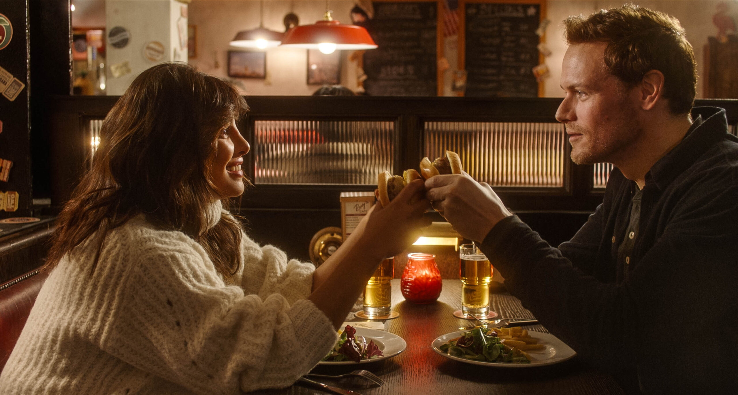 Priyanka Chopra Jonas e Sam Heughan in Love Again [credit: Copyright 2022 CTMG, Inc. All rights reserved; courtesy Sony Pictures]
