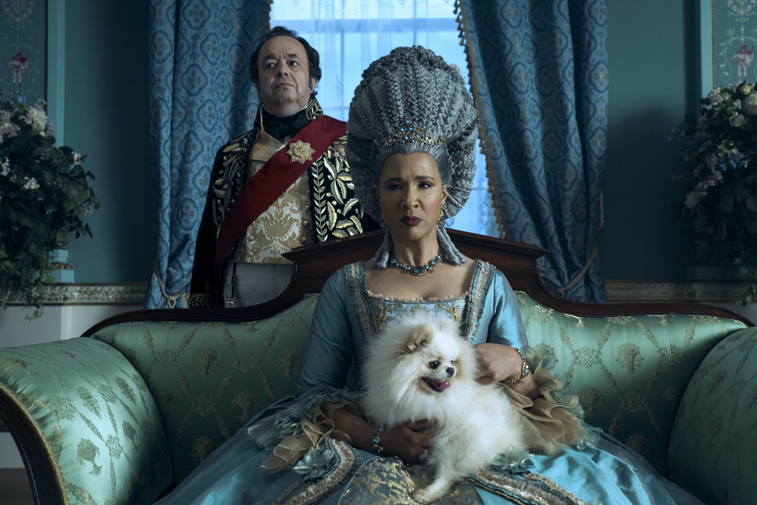 (S-D) Hugh Sachs come Brimsley, Golda Rosheuvel come Queen Charlotte in La regina Carlotta: Una storia di Bridgerton 1x02 [credit: Liam Daniel/Netflix]