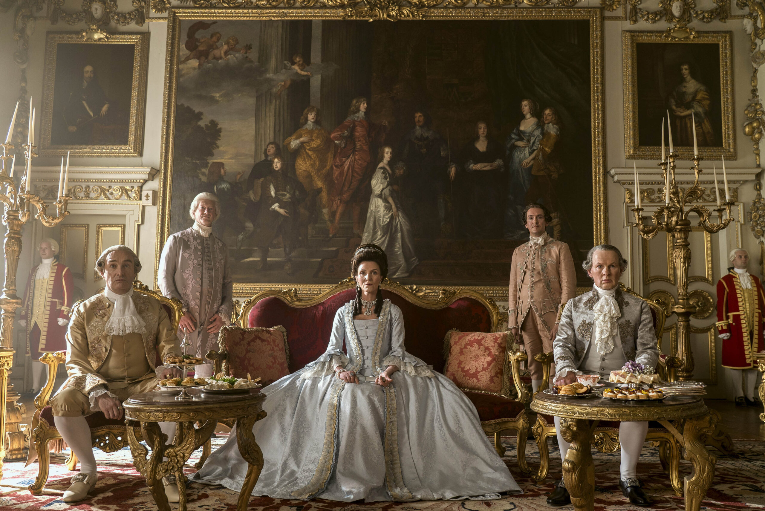 (S-D) Neil Edmond come Earl Harcourt, Michelle Fairley come Princess Augusta, Richard Cunningham come Lord Bute in La regina Carlotta: Una storia di Bridgerton 1x02 [credit: Liam Daniel/Netflix]