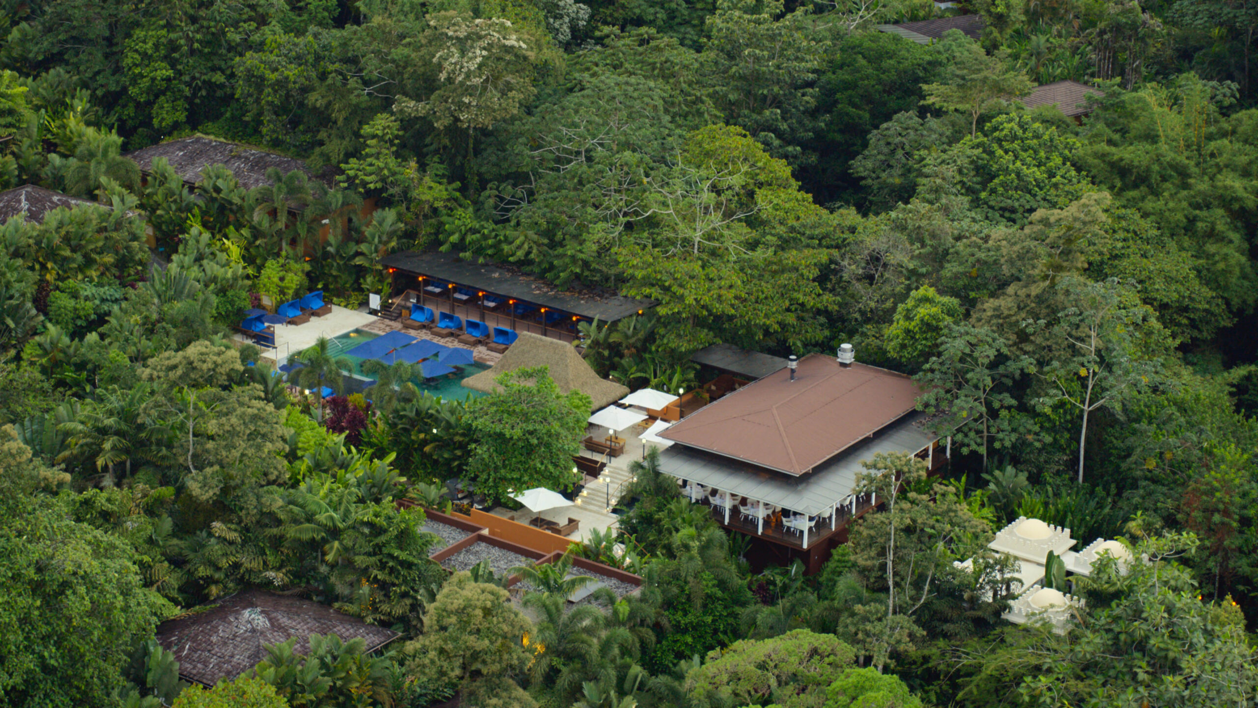 Nayara Tented Camp Hotel in In viaggio con Eugene Levy 1x02 [credit: courtesy of Apple]