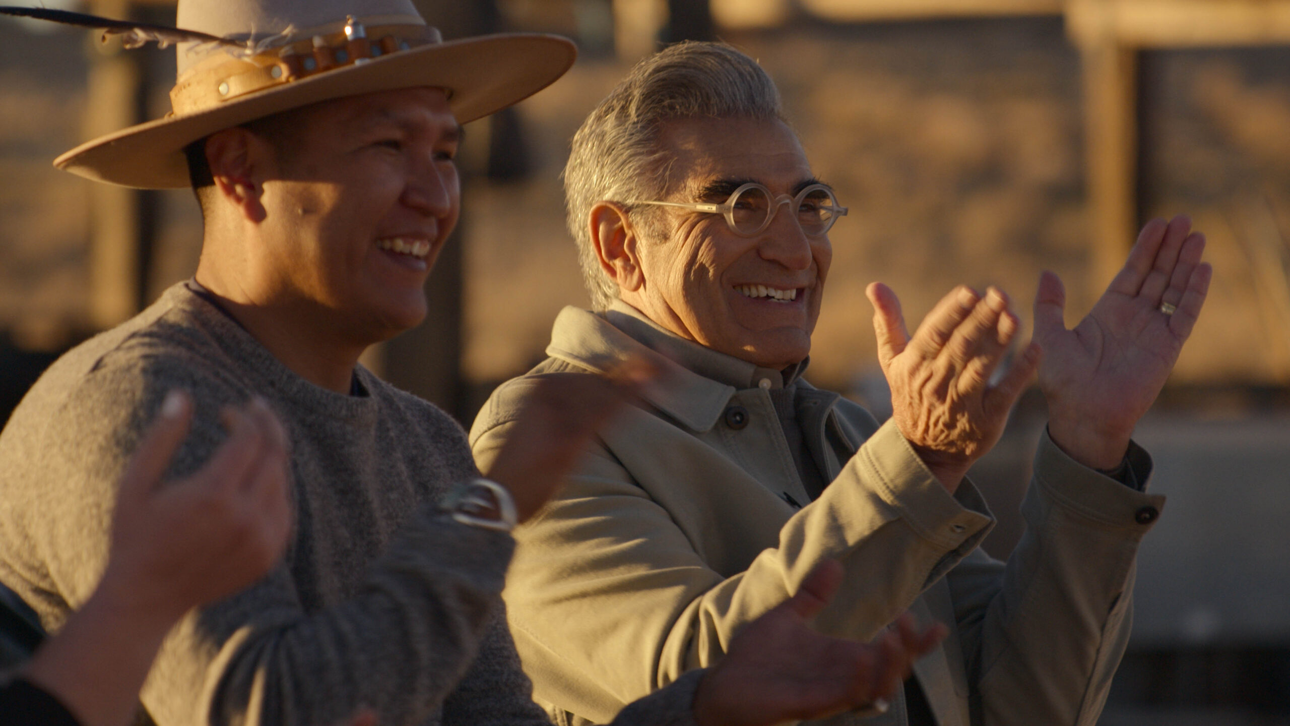 Eugene Levy incontra Mylo Fowler in In viaggio con Eugene Levy 1x04 [tag: Eugene Levy] [credit: courtesy of Apple]