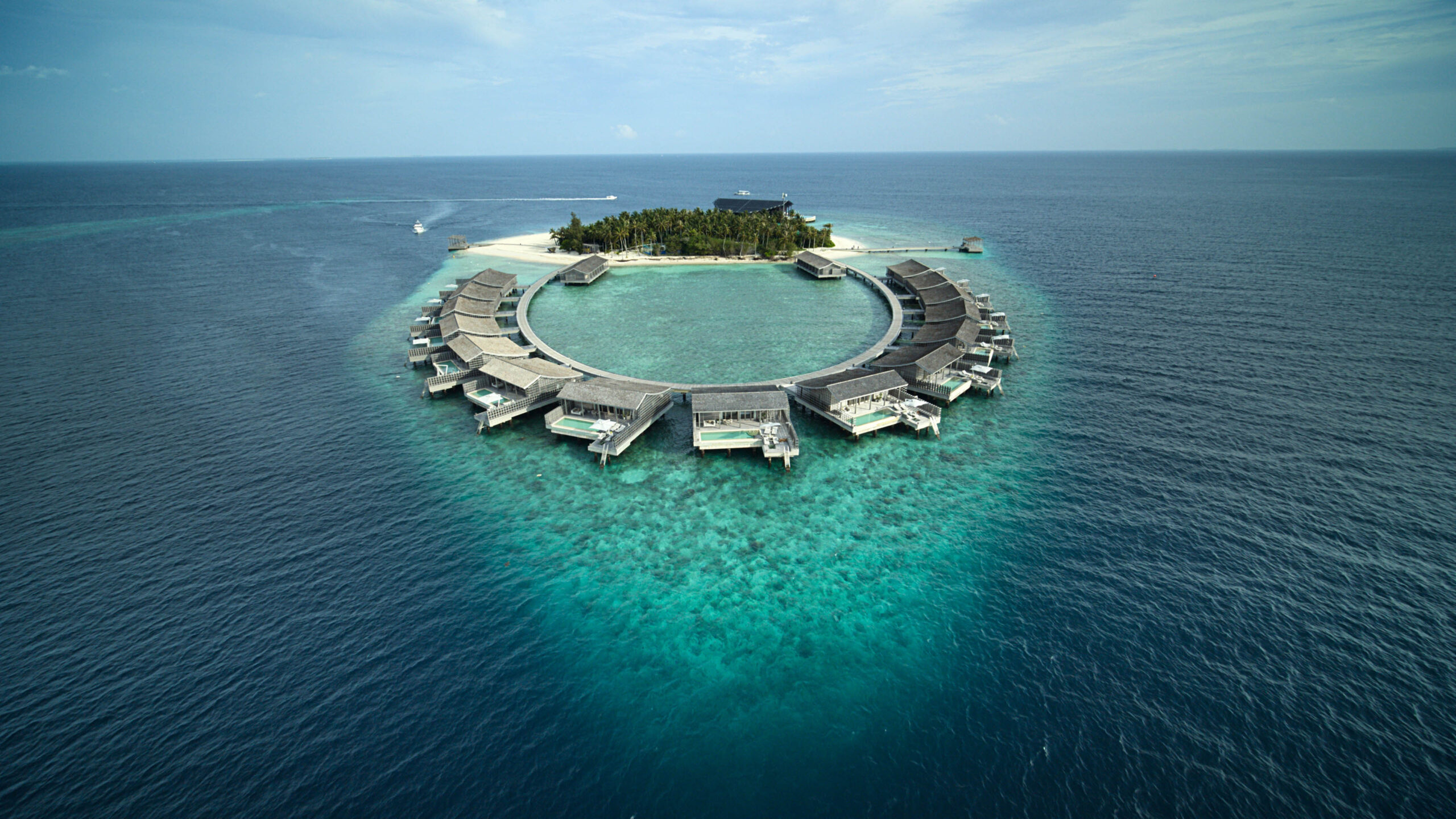 The Kudadoo Resort in In viaggio con Eugene Levy 1x05 [credit: courtesy of Apple]
