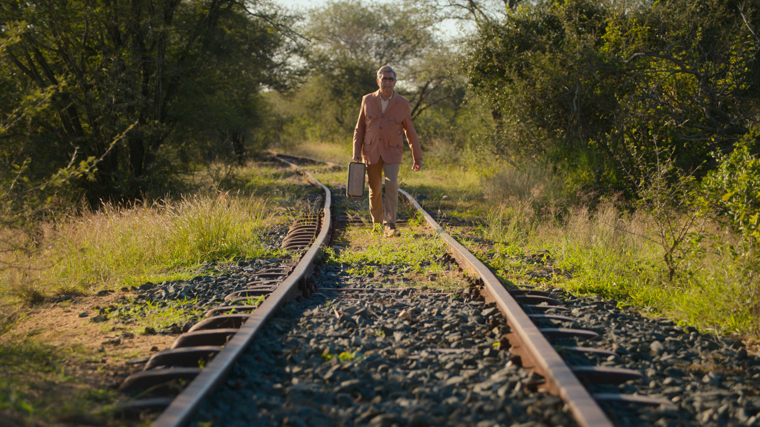 Eugene Levy in In viaggio con Eugene Levy 1x06 [credit: courtesy of Apple]