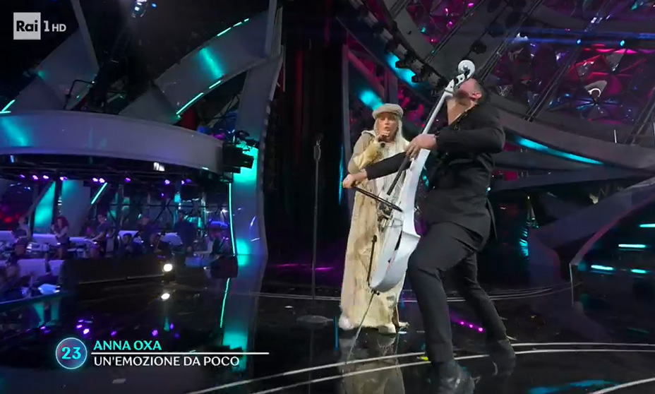 Sanremo 2023 | Anna Oxa con il violoncellista e deejay iLjard Shava - 'Un'emozione da poco' di Anna Oxa