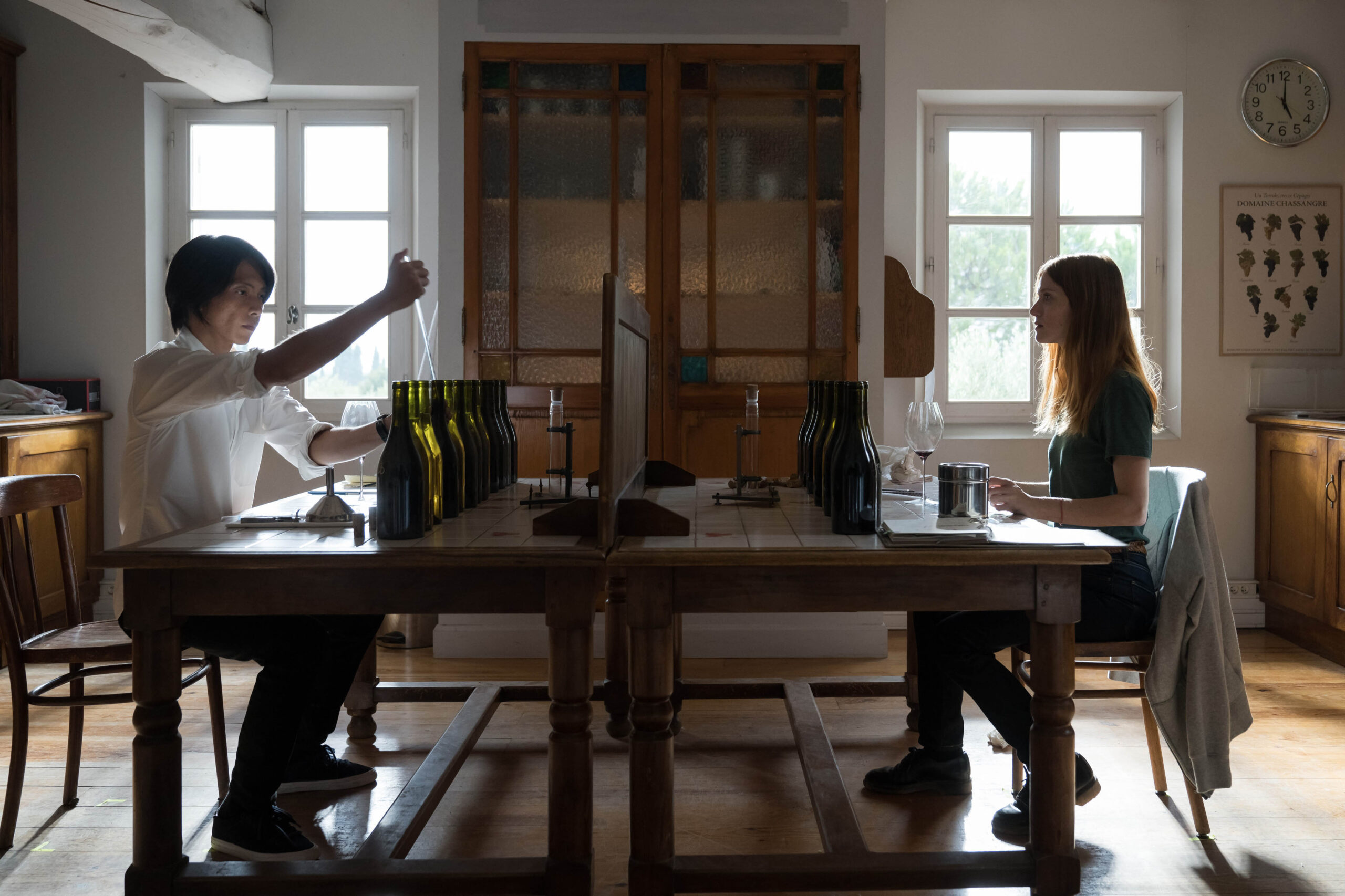 Tomohisa Yamashita e Fleur Geffrier in Drops of God 1x08 [credit: Fabien Malot; courtesy of Apple]