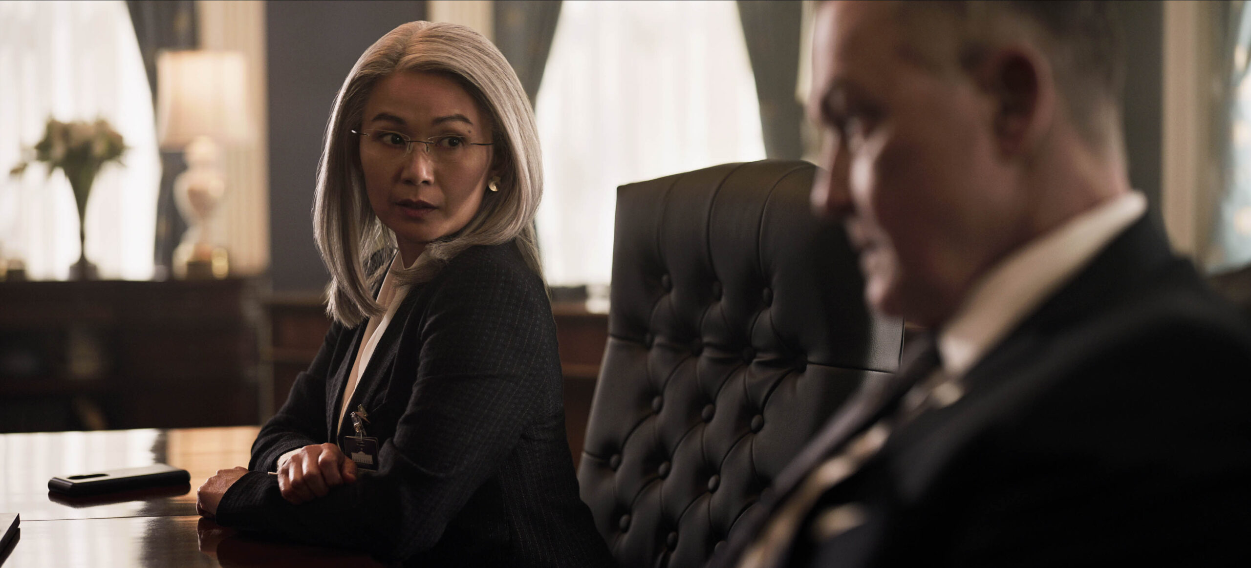 (S-D) Hong Chau come Diane Farr, Robert Patrick come Hawkins in The Night Agent 1x02 [credit: Copyright 2023 Netflix, Inc; courtesy of Netflix]