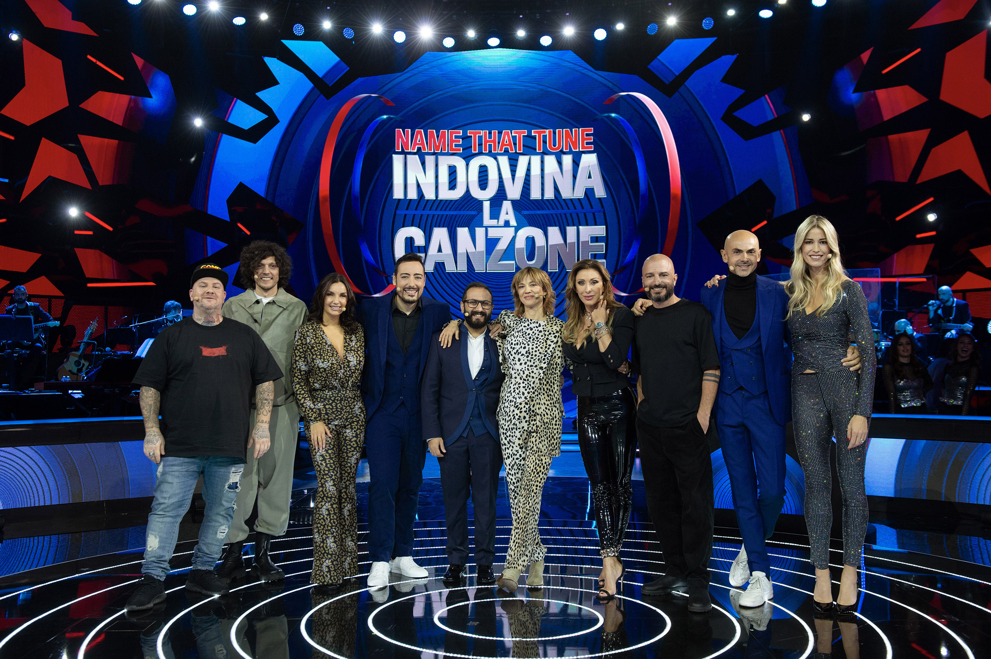 Name That Tune - Indovina La Canzone 2023 - i protagonisti della 5a puntata: Nicolas Vaporidis, Ermal Meta, Enzo Miccio, Jake La Furia, Elena Santarelli, Sabrina Salerno, Asia Argento, Elettra Lamborghini [credit: foto di Julehering; courtesy of TV8]