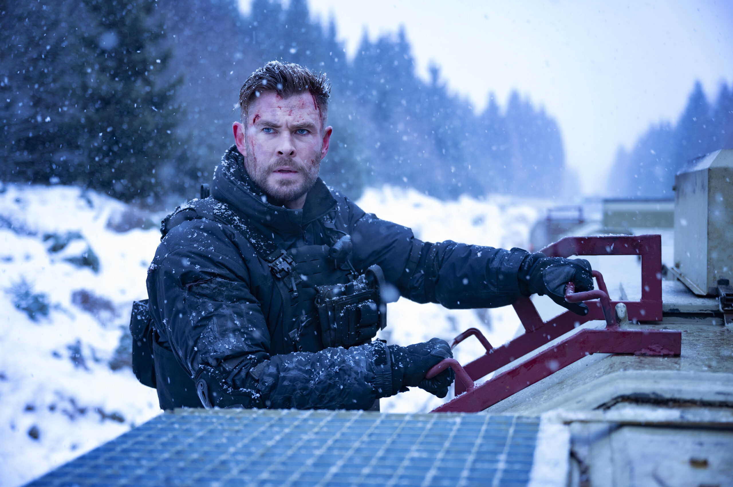 Chris Hemsworth come Tyler Rake in Tyler Rake 2 - Immagine dal set [tag: Chris Hemsworth] [credit: Jasin Boland/Netflix; Copyright 2021 Netflix, Inc; courtesy of Netflix]