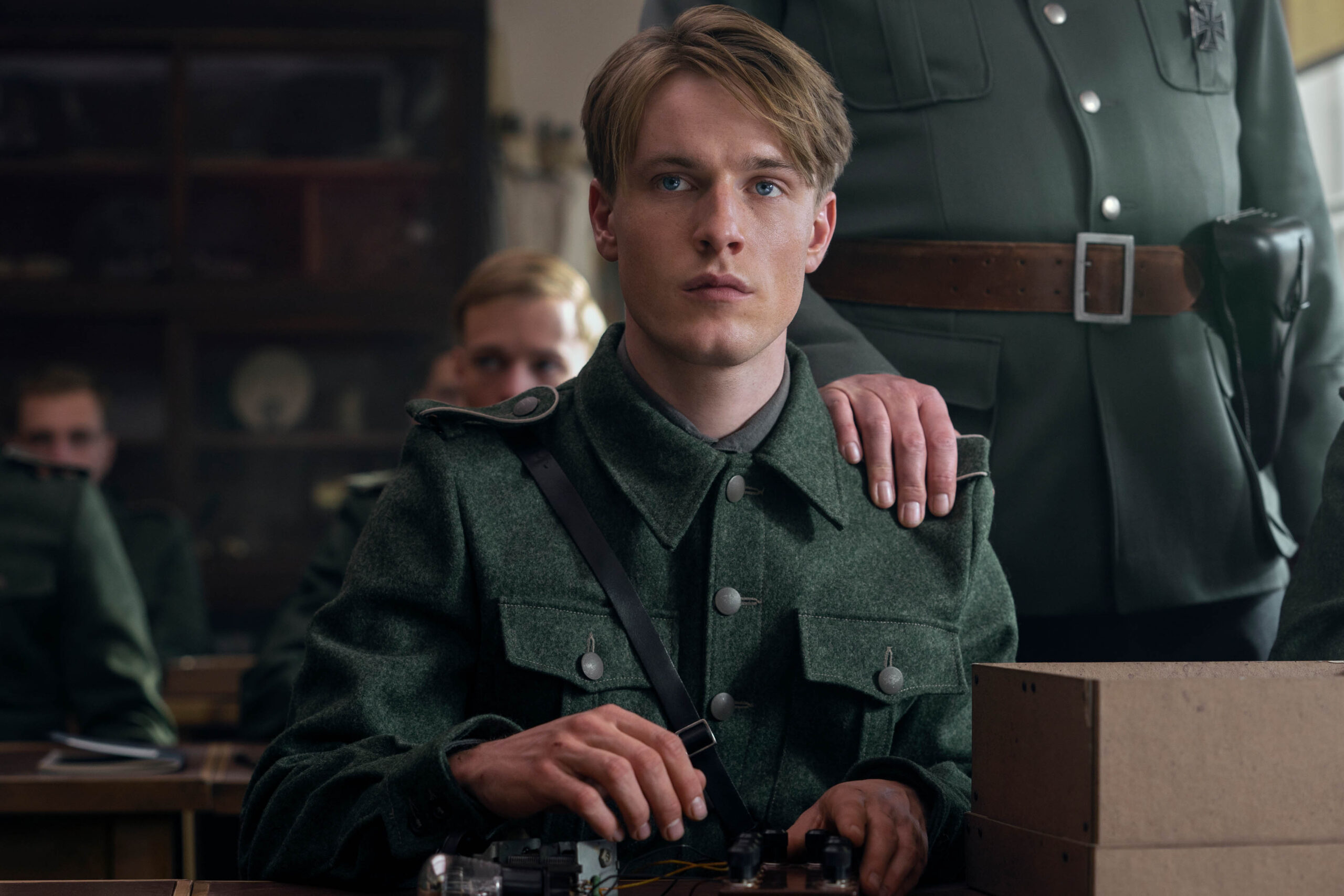 Louis Hofmann come Werner Pfennig in Tutta la luce che non vediamo 1x03 [tag: Louis Hofmann] [credit: Katalin Vermes/Netflix; Copyright 2023 Netflix, Inc; courtesy of Netflix]