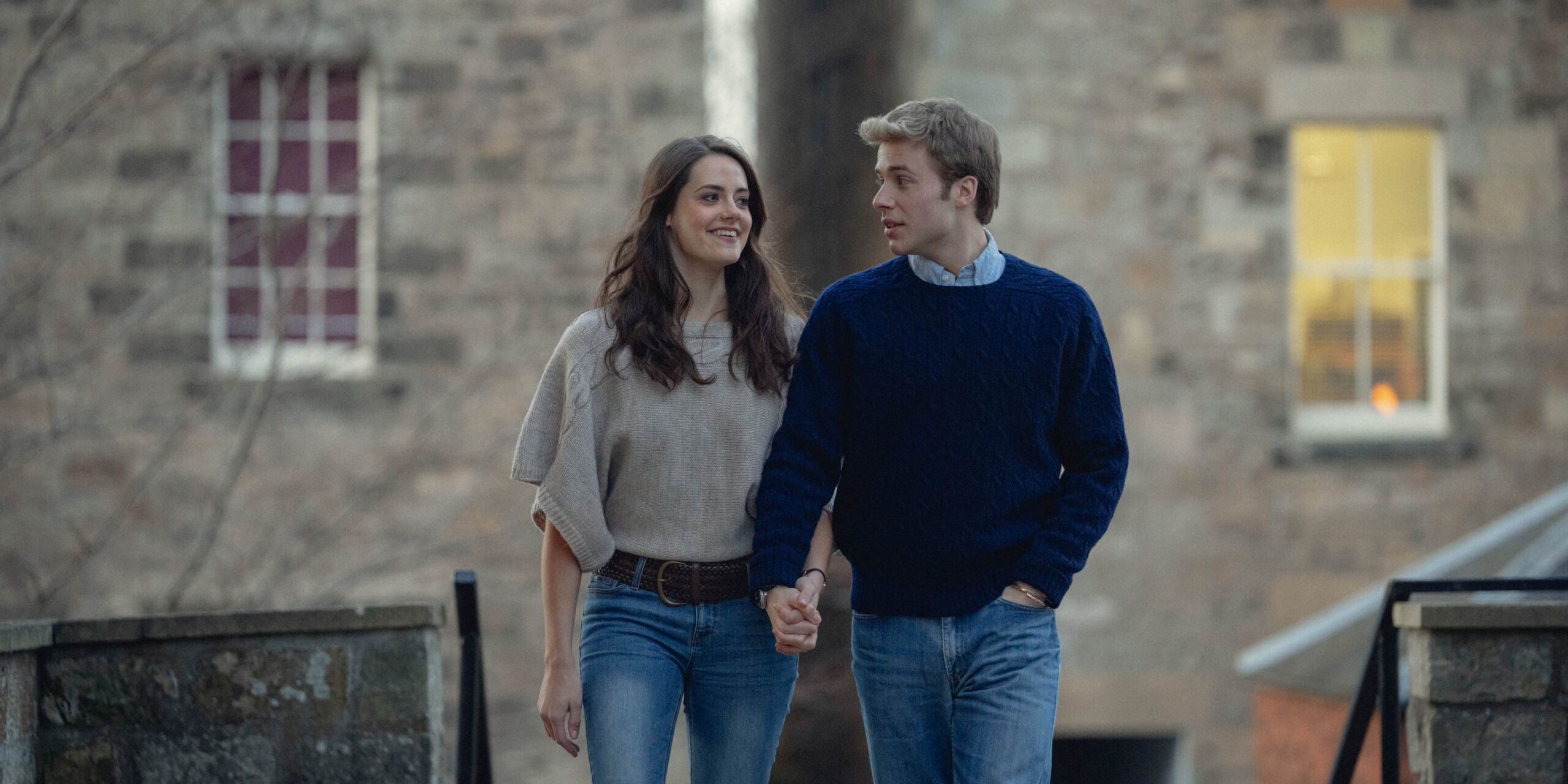 Meg Bellamy come Kate Middleton e Ed McVey come Prince William in The Crown (stagione 6) [credit: Justin Downing/Netflix]