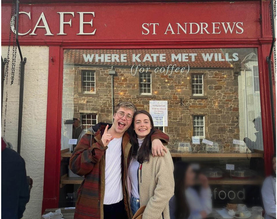 Meg Bellamy e Ed McVey sul set di The Crown (stagione 6) [credit: courtesy of Netflix]