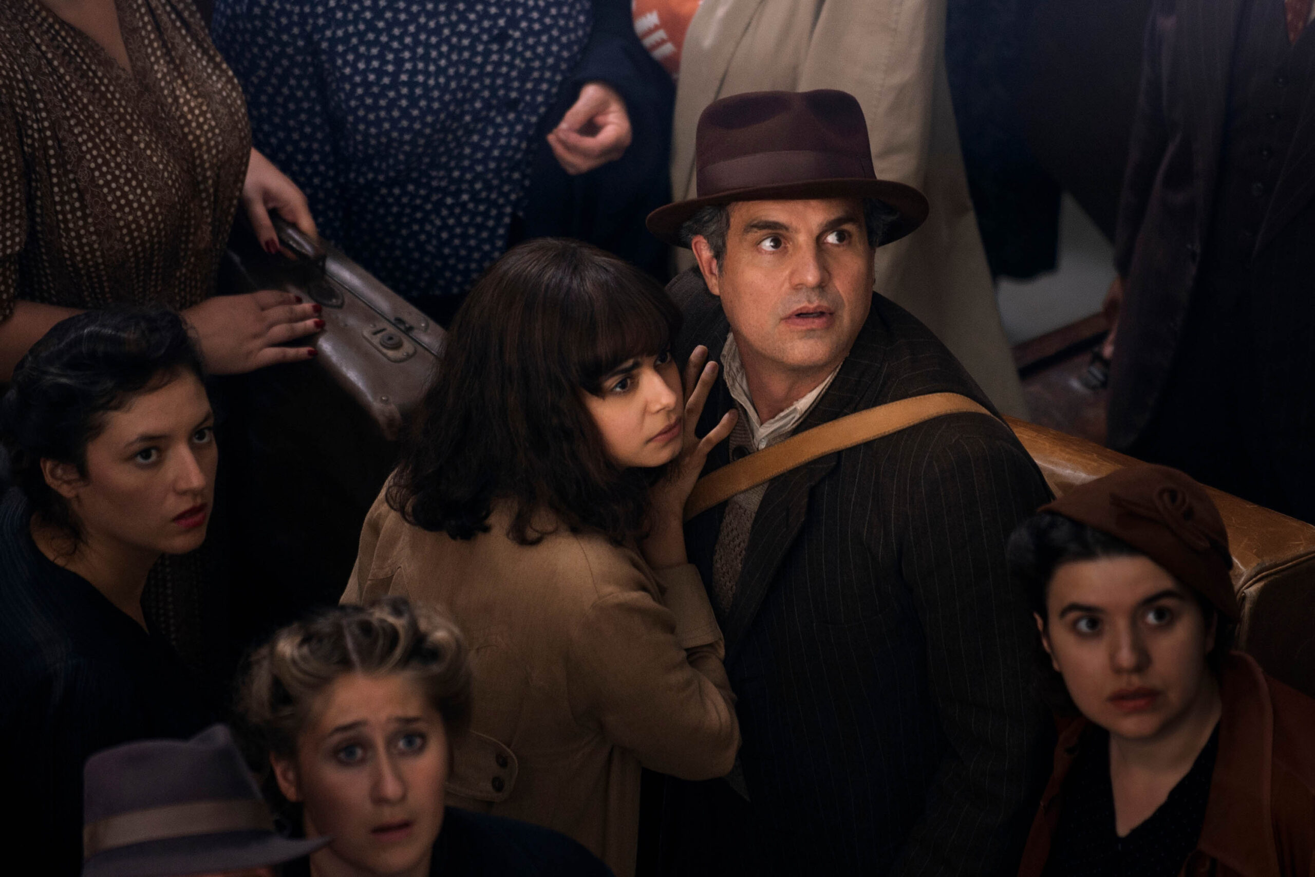 Aria Mia Loberti come Marie-Laure, Mark Ruffalo come Daniel LeBlanc in Tutta la luce che non vediamo 1x02 [tag: Aria Mia Loberti, Mark Ruffalo] [credit: Timea Saghy/Netflix; Copyright 2023 Netflix, Inc; courtesy of Netflix]