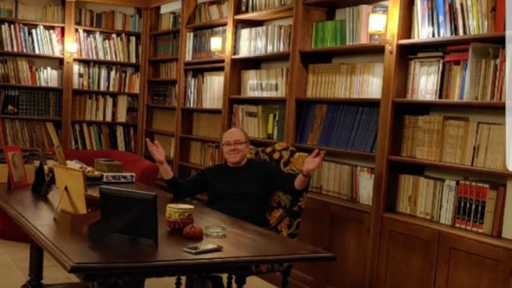 Carlo Verdone nel suo studio