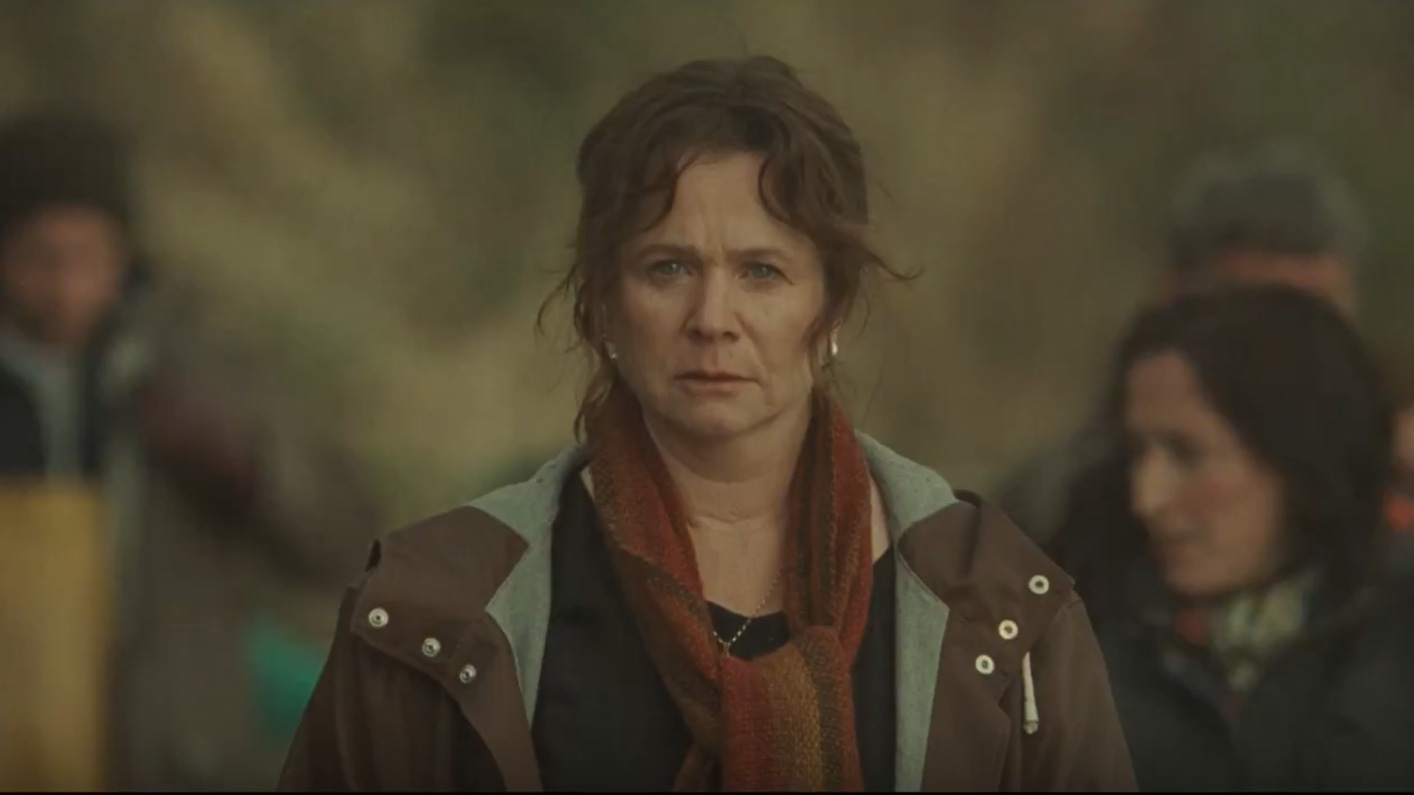 Creature di Dio, frame dal trailer del film con Emily Watson e Paul Mescal