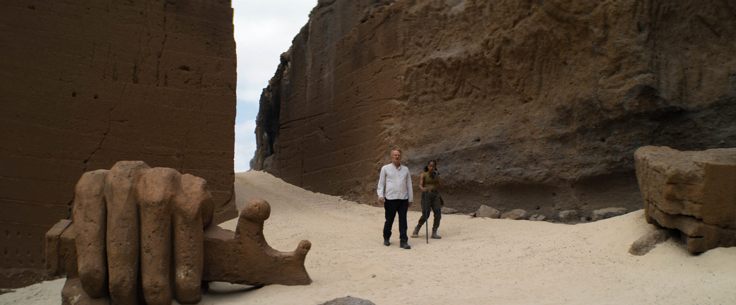 Jared Harris e Lou Llobell in Foundation 2x03 [tag: Jared Harris, Lou Llobell] [credit: courtesy of Apple]